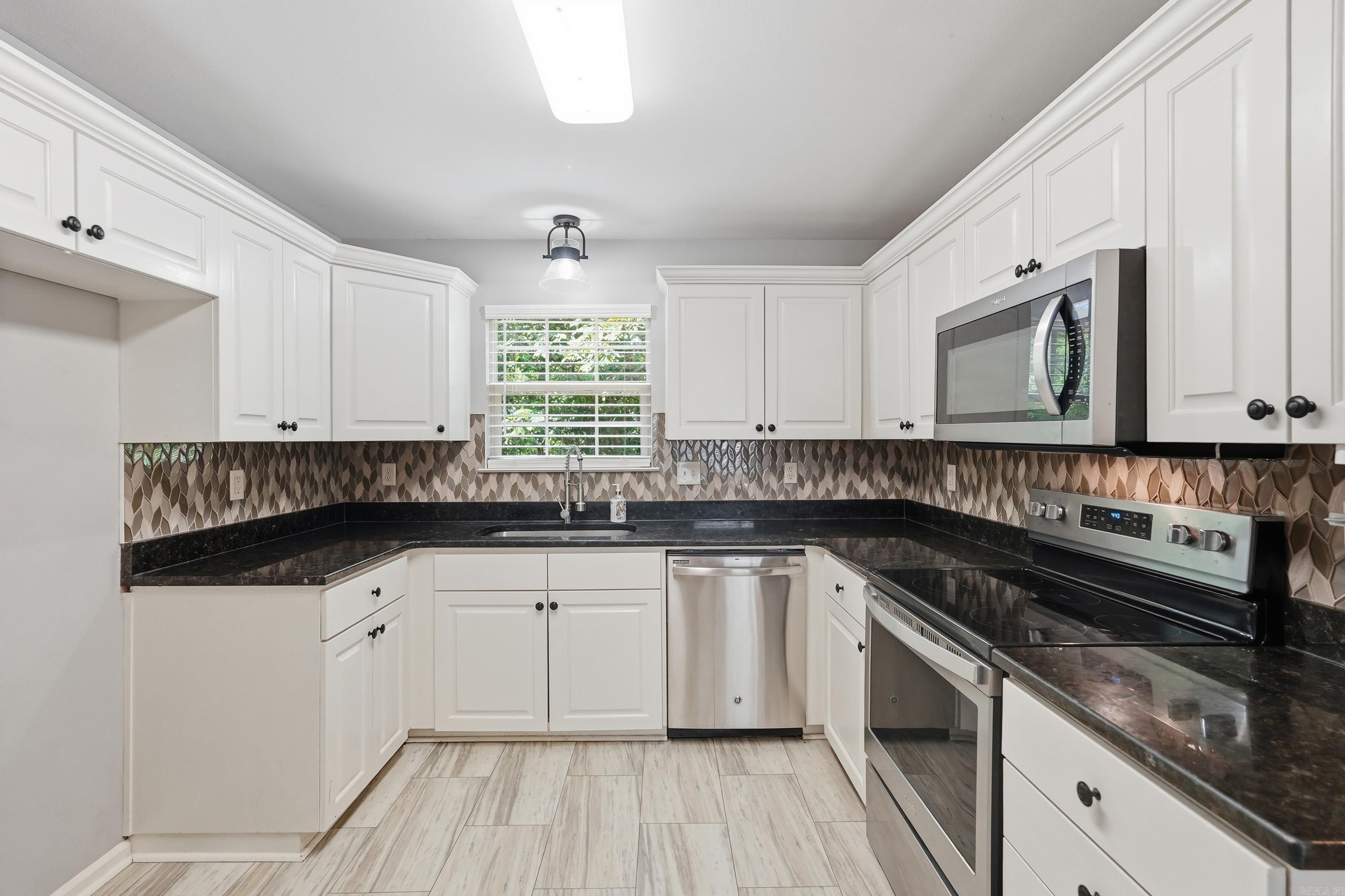 1124 River Oaks Dr  Benton, AR