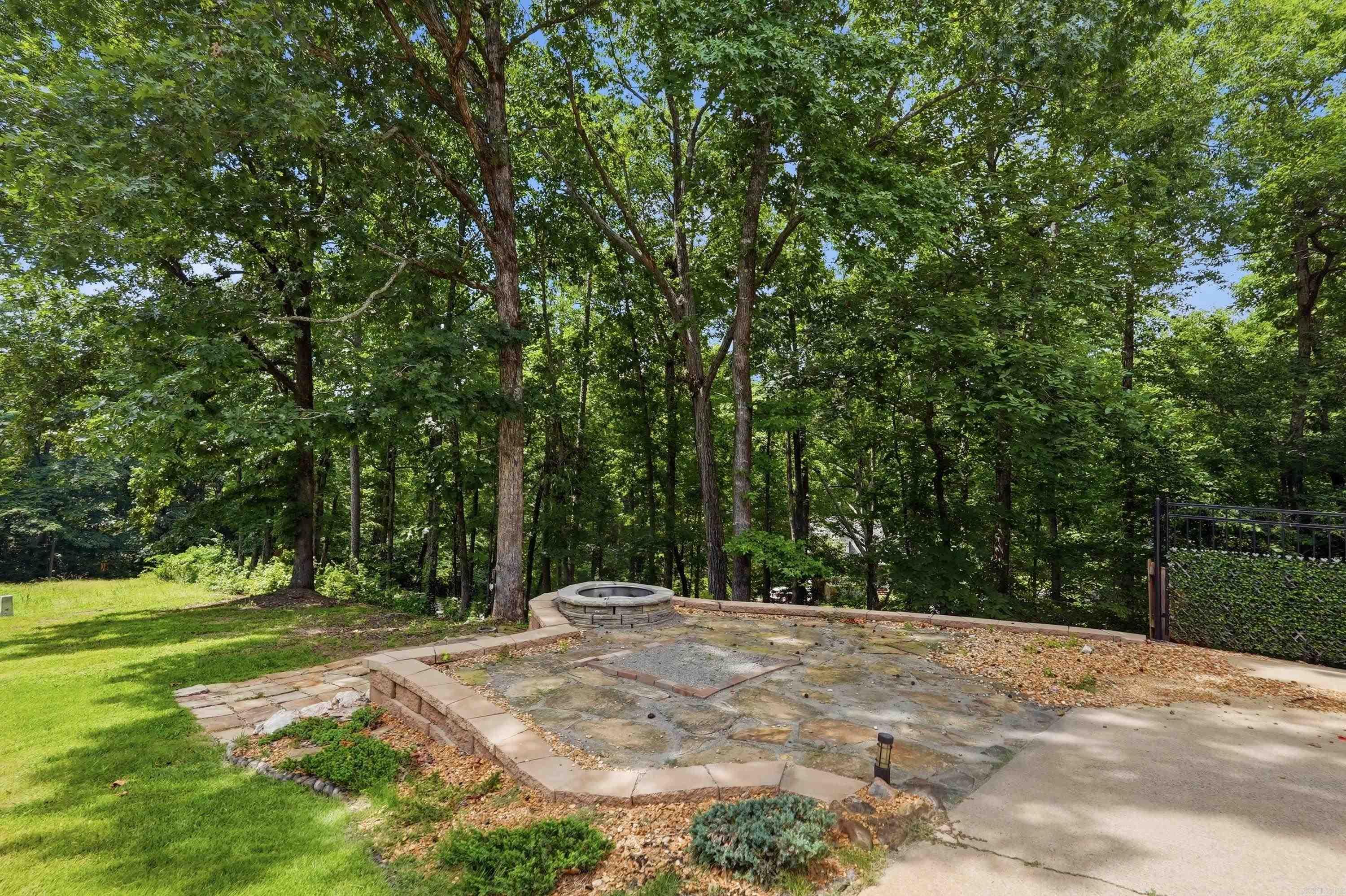 1124 River Oaks Dr  Benton, AR