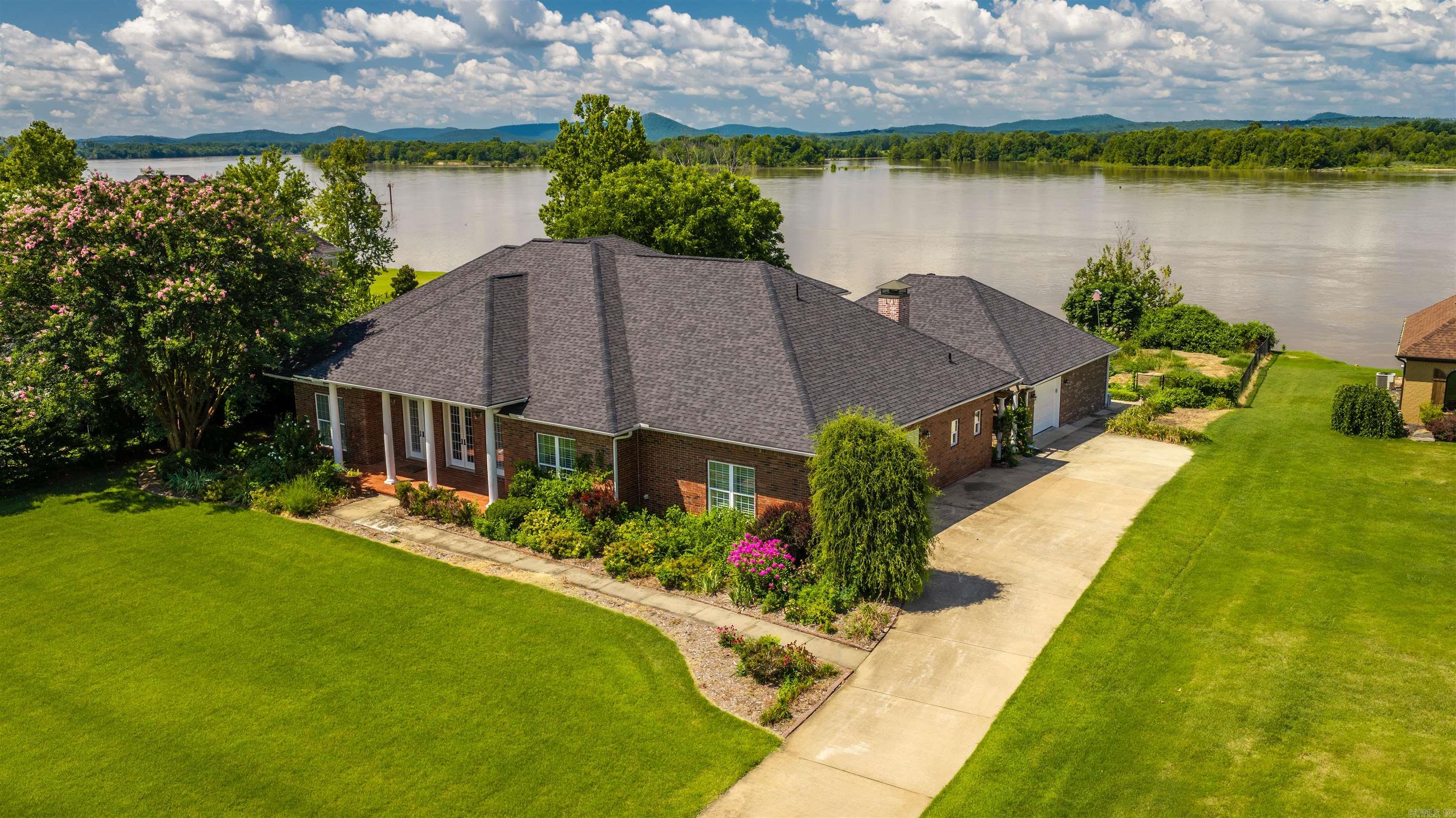 3 River Road Drive West  Mayflower, AR