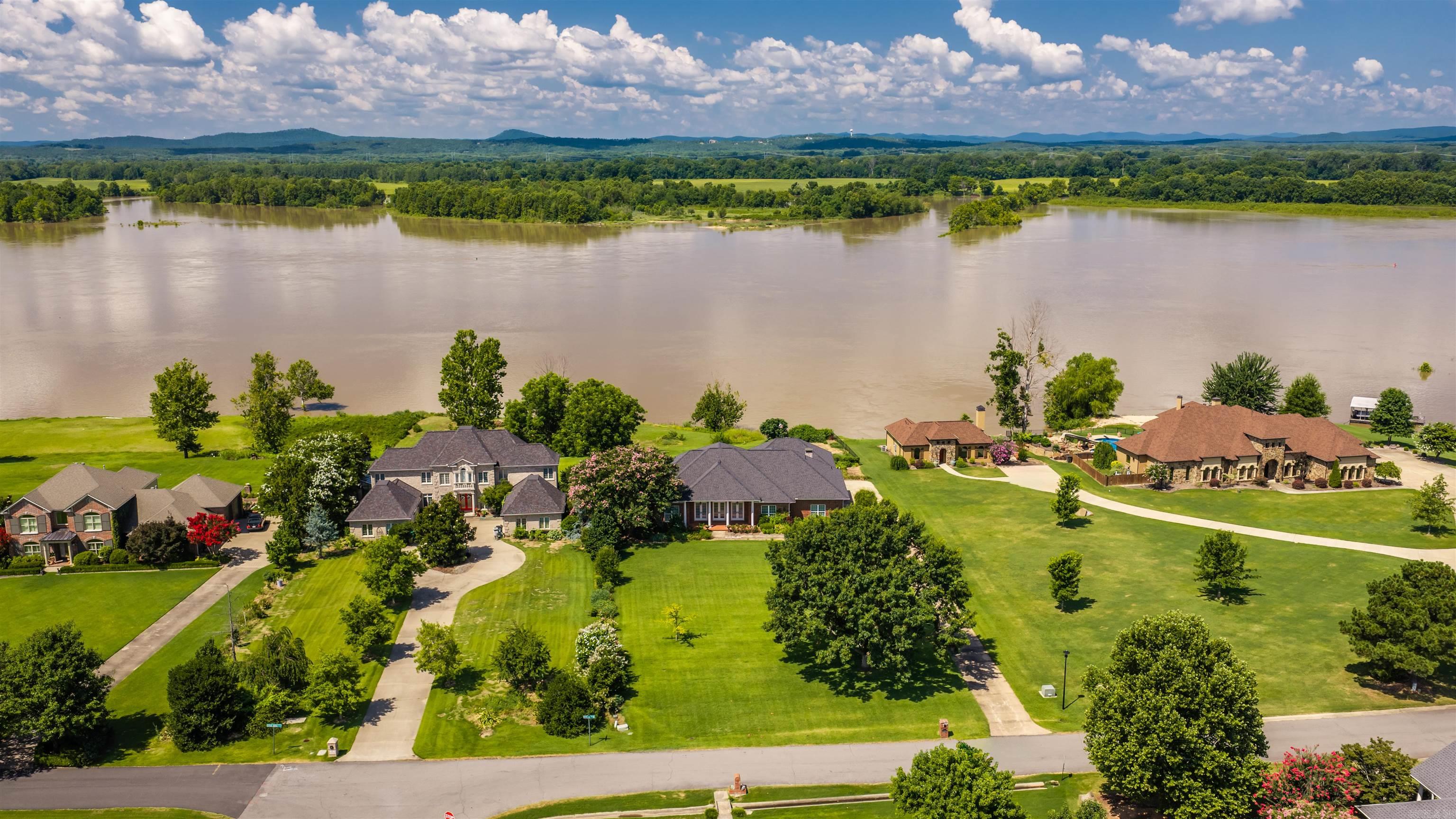 3 River Road Drive West  Mayflower, AR
