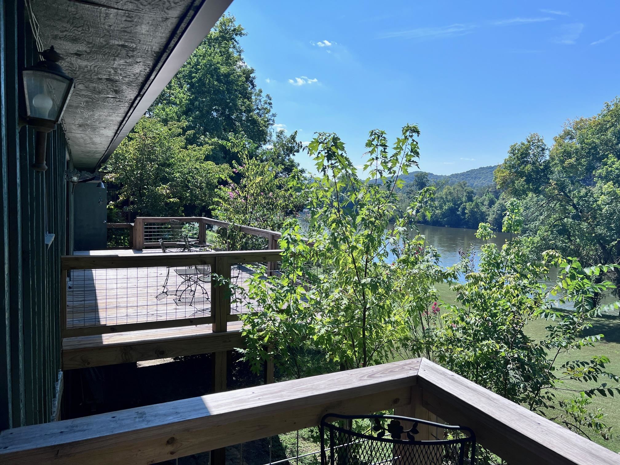236 N Riverview  Mountain View, AR