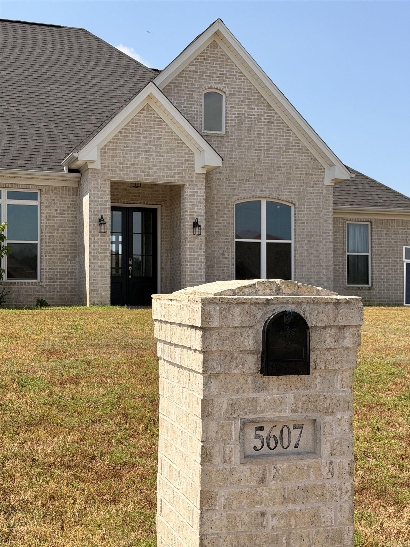 5607 HUMMINGBIRD  Jacksonville, AR