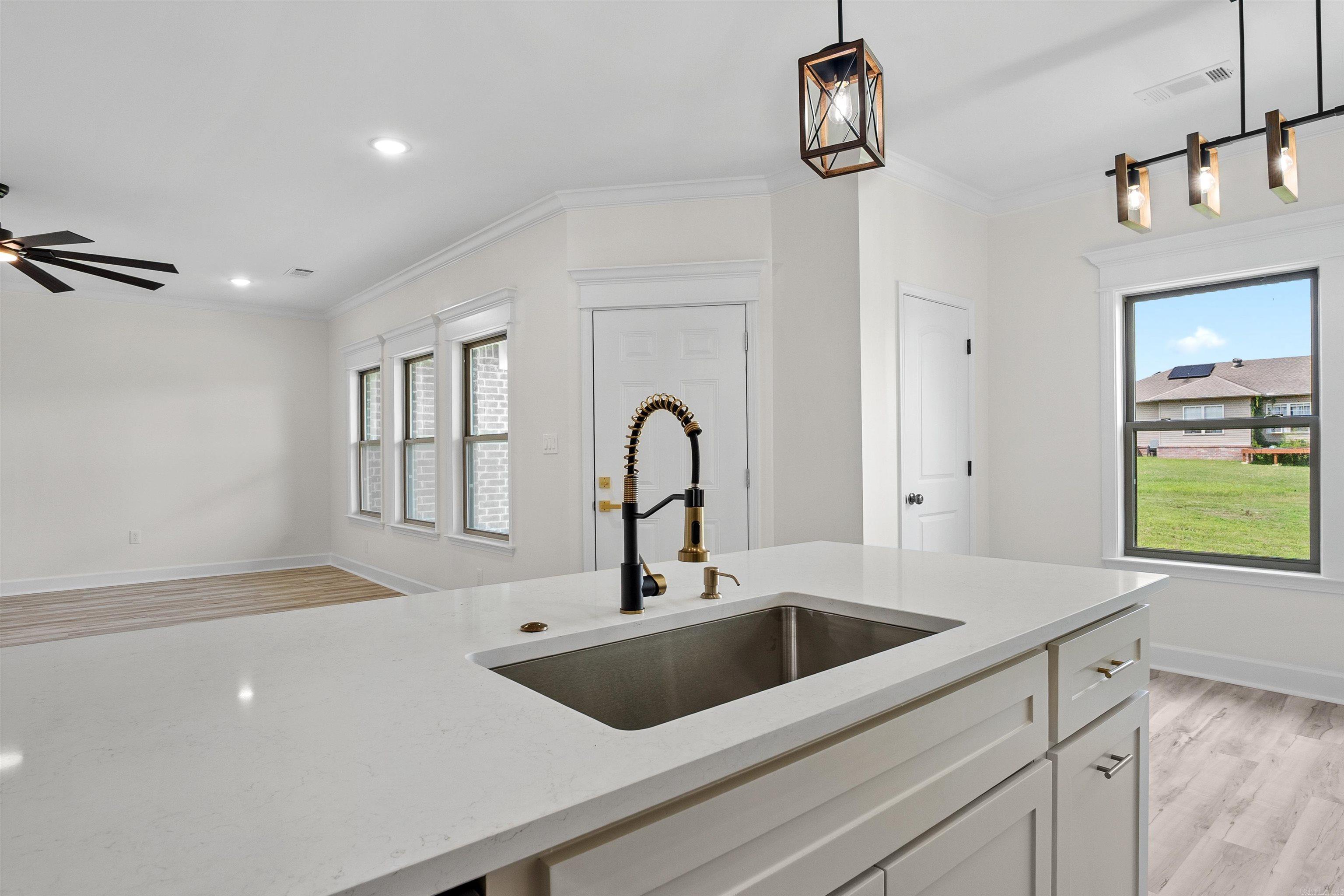517 Madeleine  Austin, AR