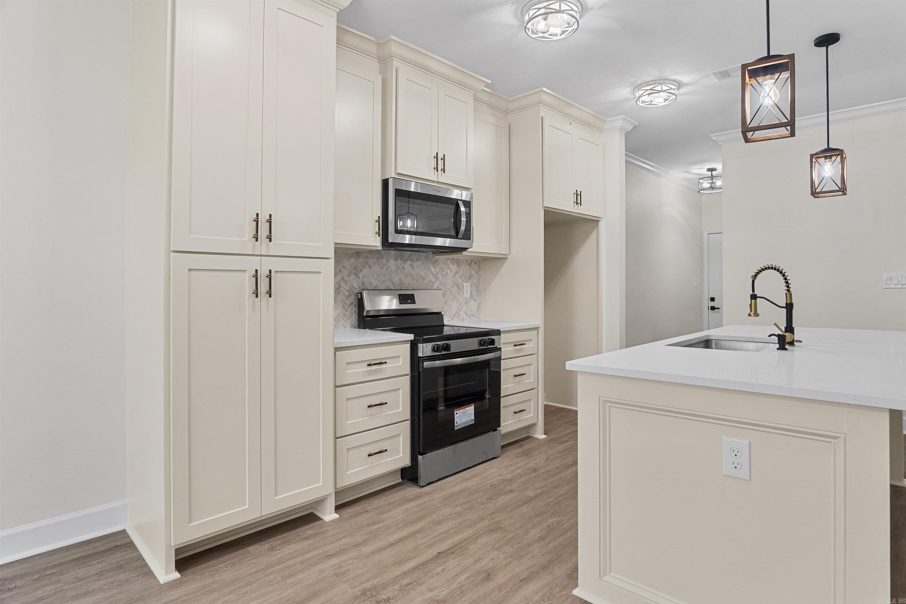 513 Madeleine  Austin, AR