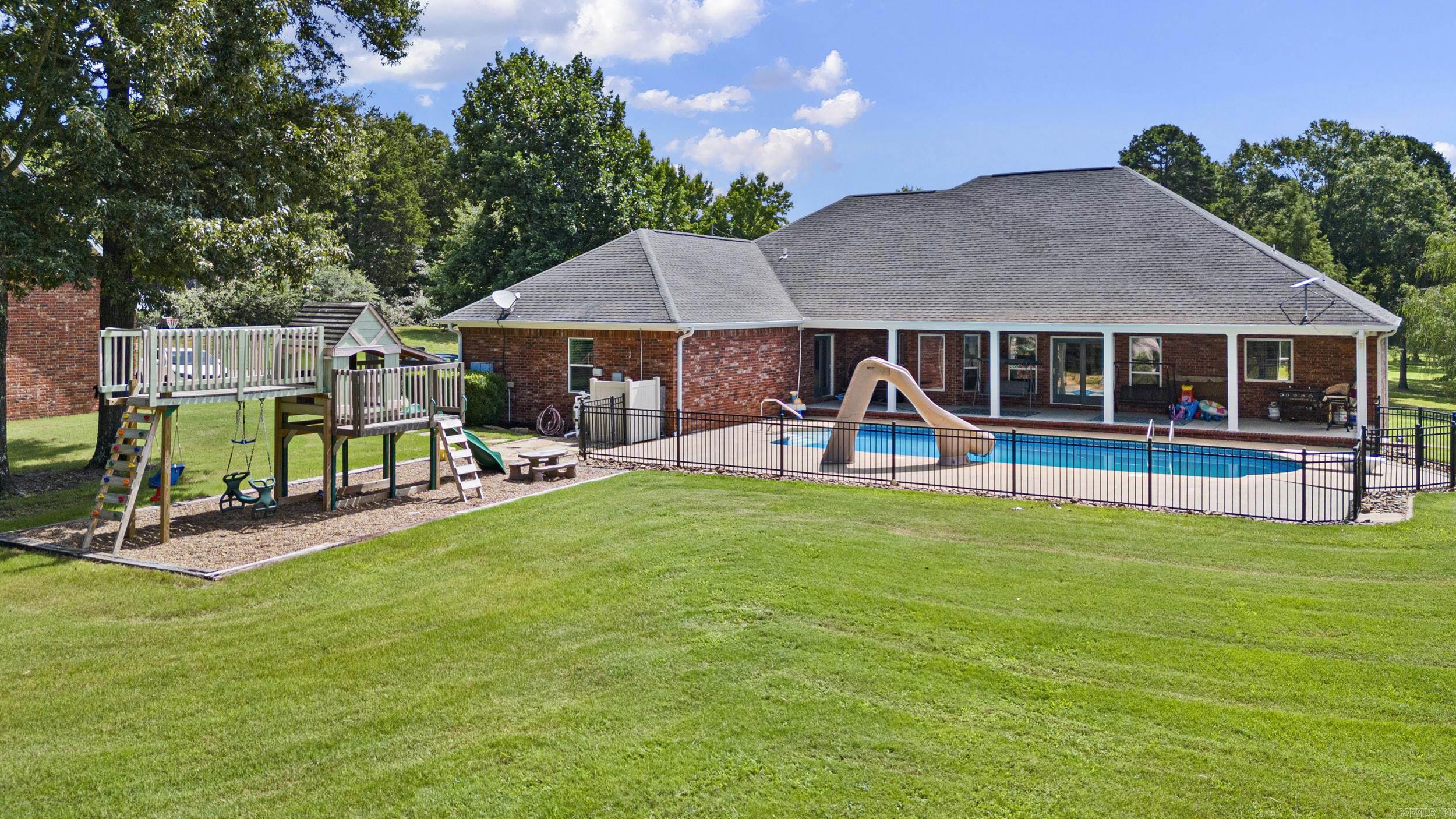 751 Walthall  Russellville, AR