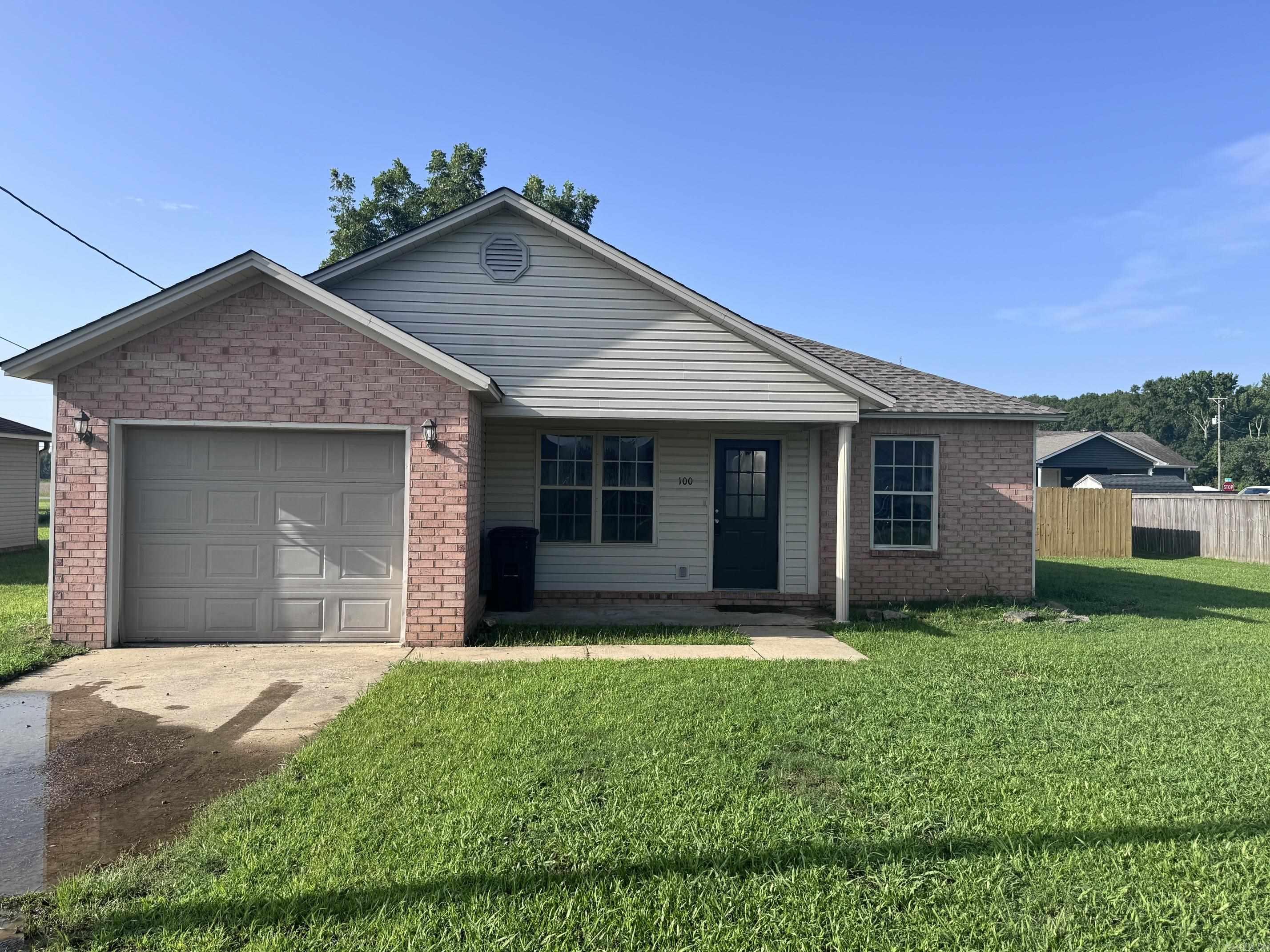 100 E Lauren  Searcy, AR