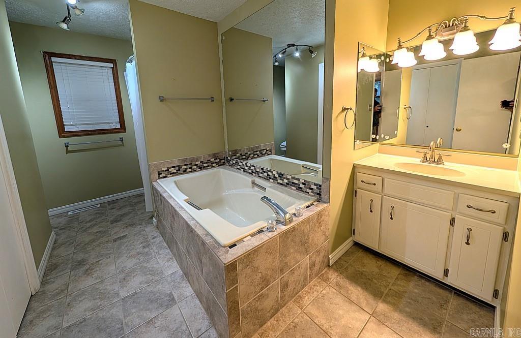 208 MC 6087  Yellville, AR