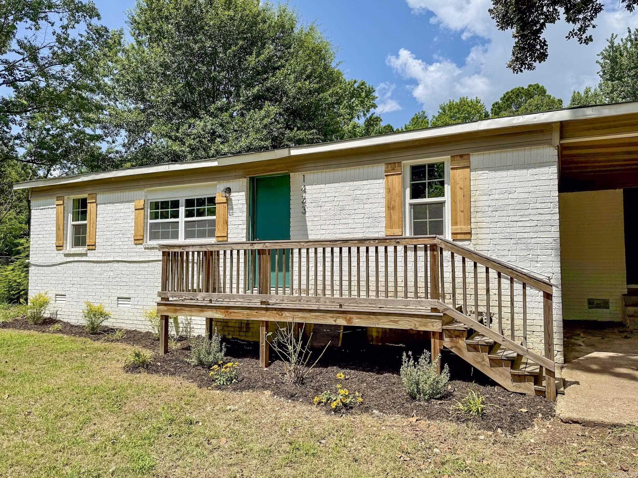 1423 1/2 S East St  Benton, AR