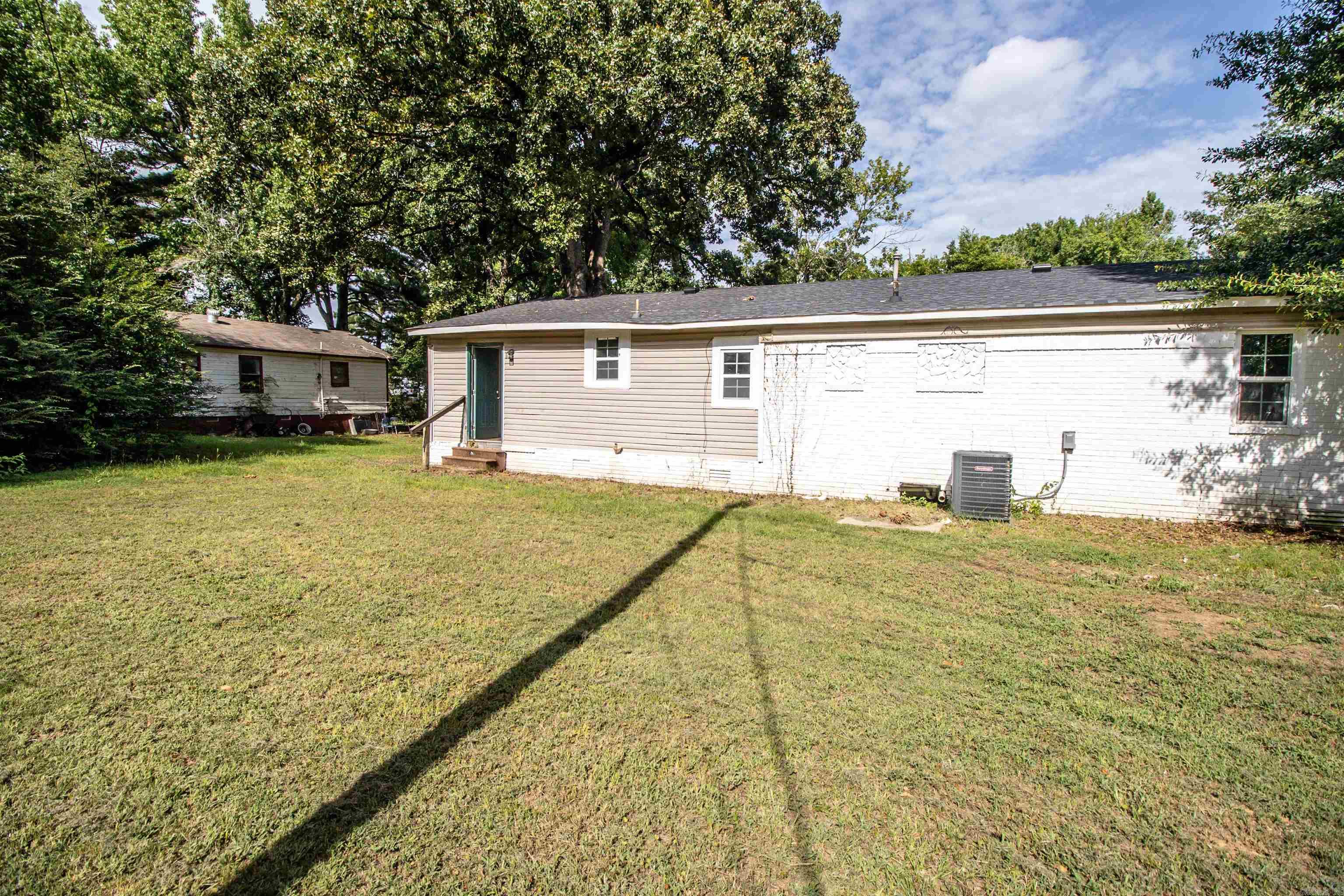 1423 1/2 S East St  Benton, AR