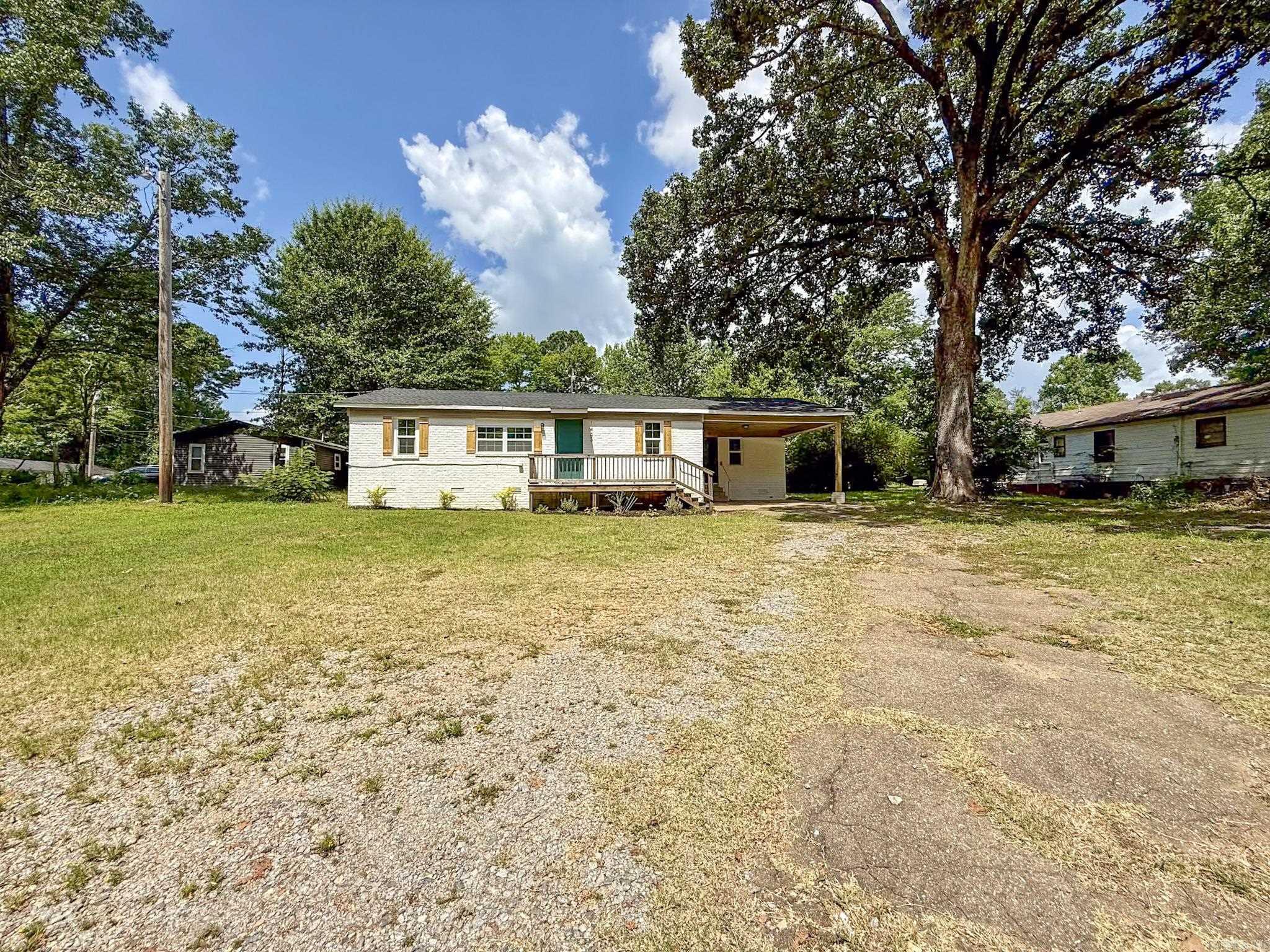 1423 1/2 S East St  Benton, AR