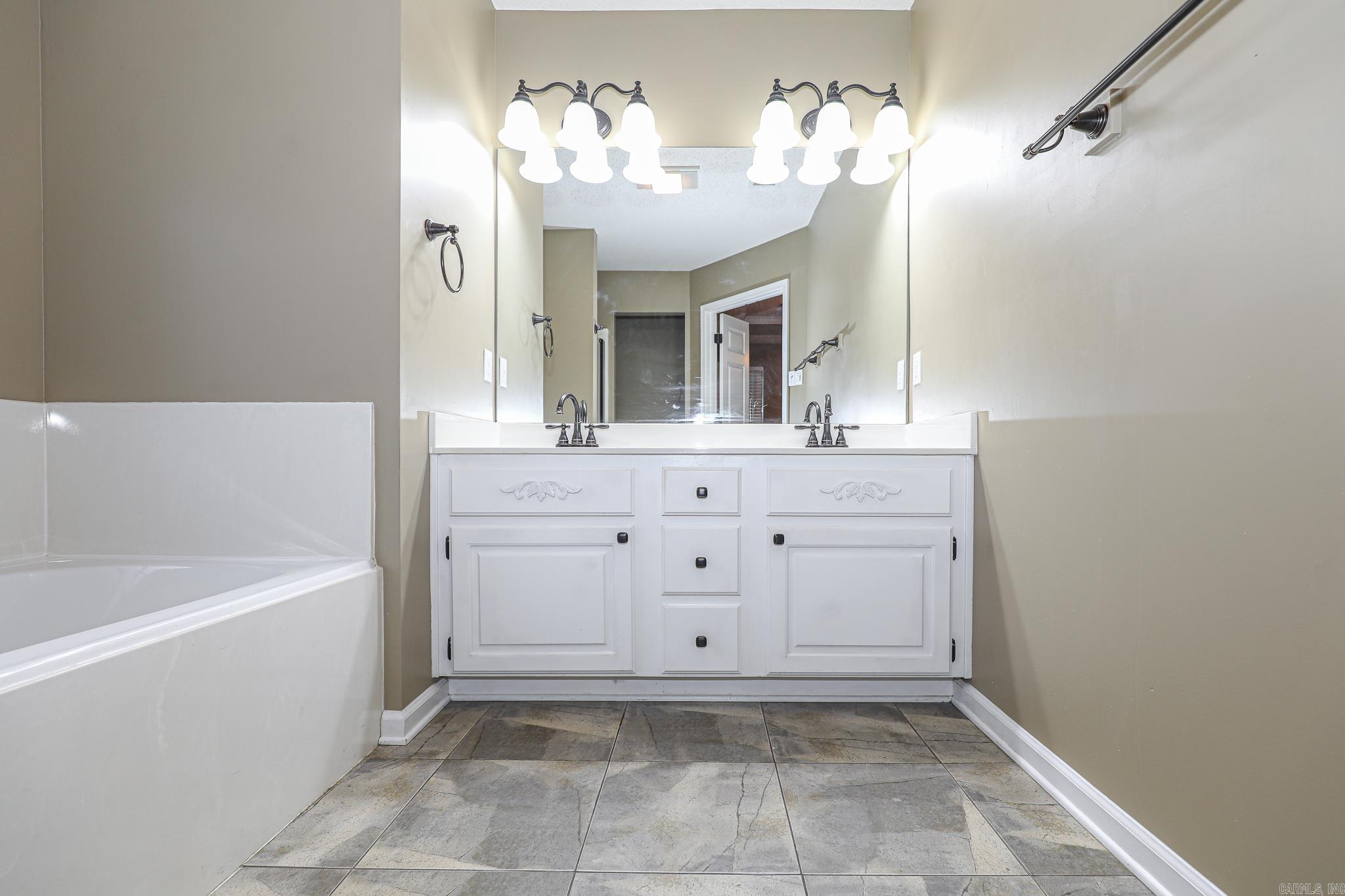 1816 DOVE DR  Benton, AR