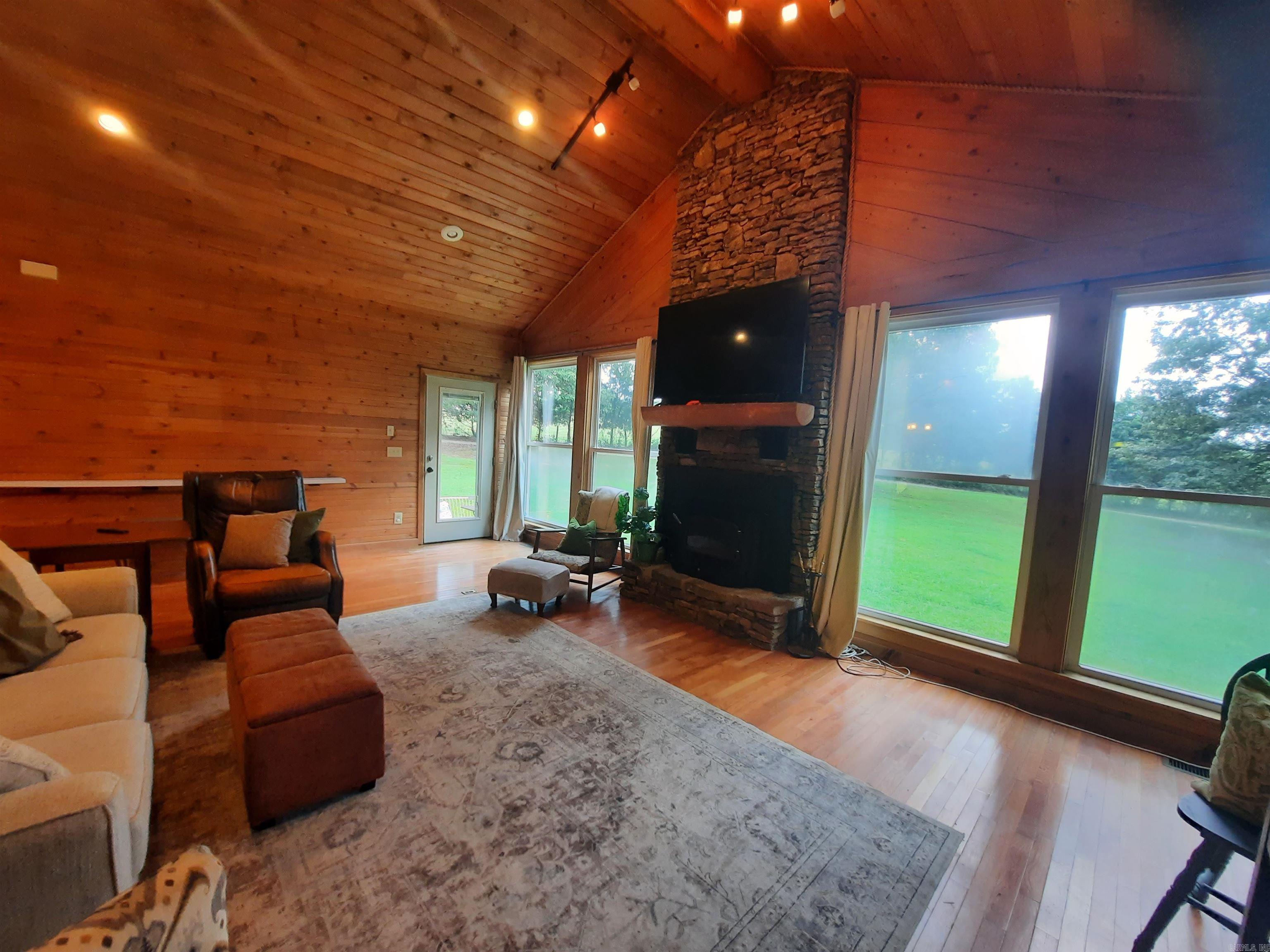 102 Clella Ct.  Mountain View, AR