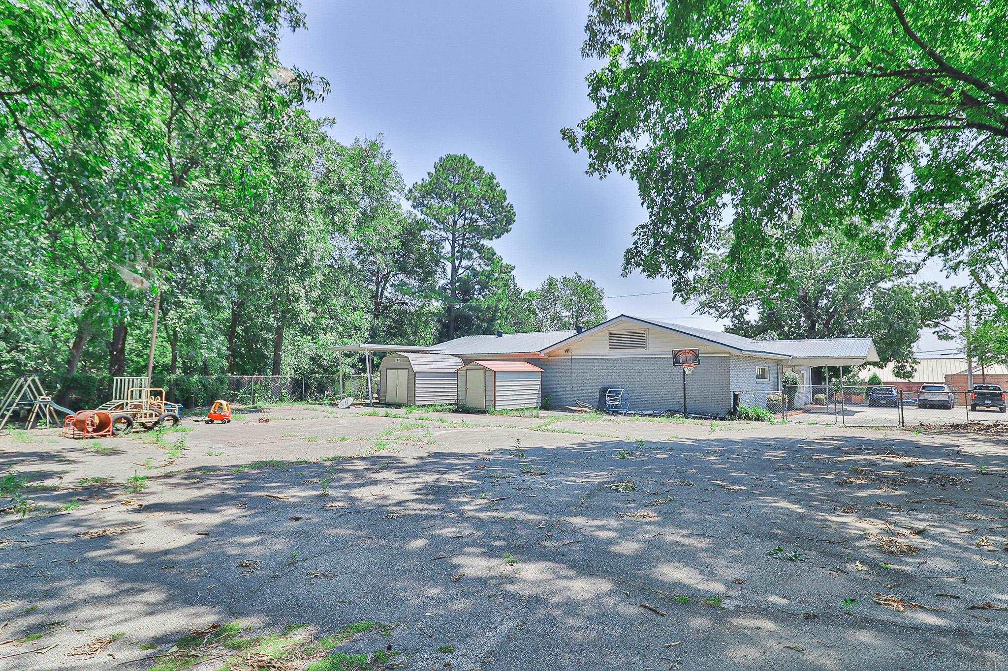 906 E Matthews  Jonesboro, AR
