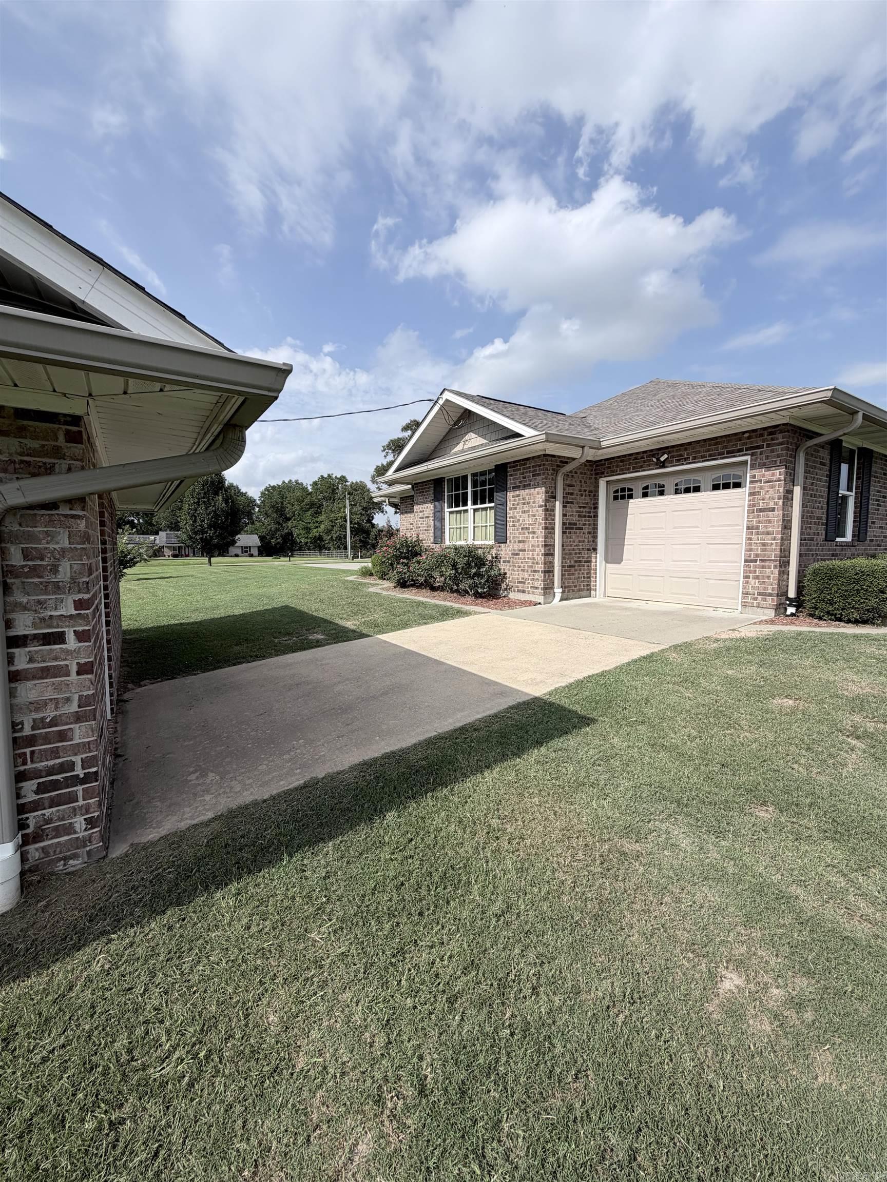 1664 Collins  Nashville, AR