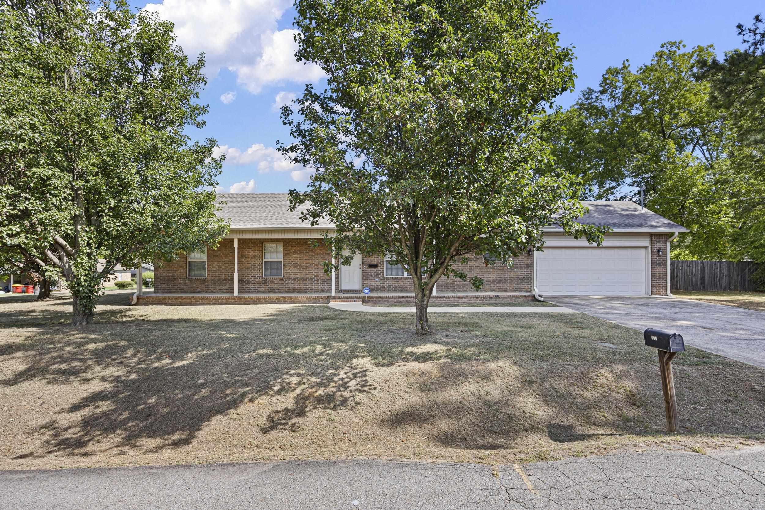 606 W Rock  Morrilton, AR