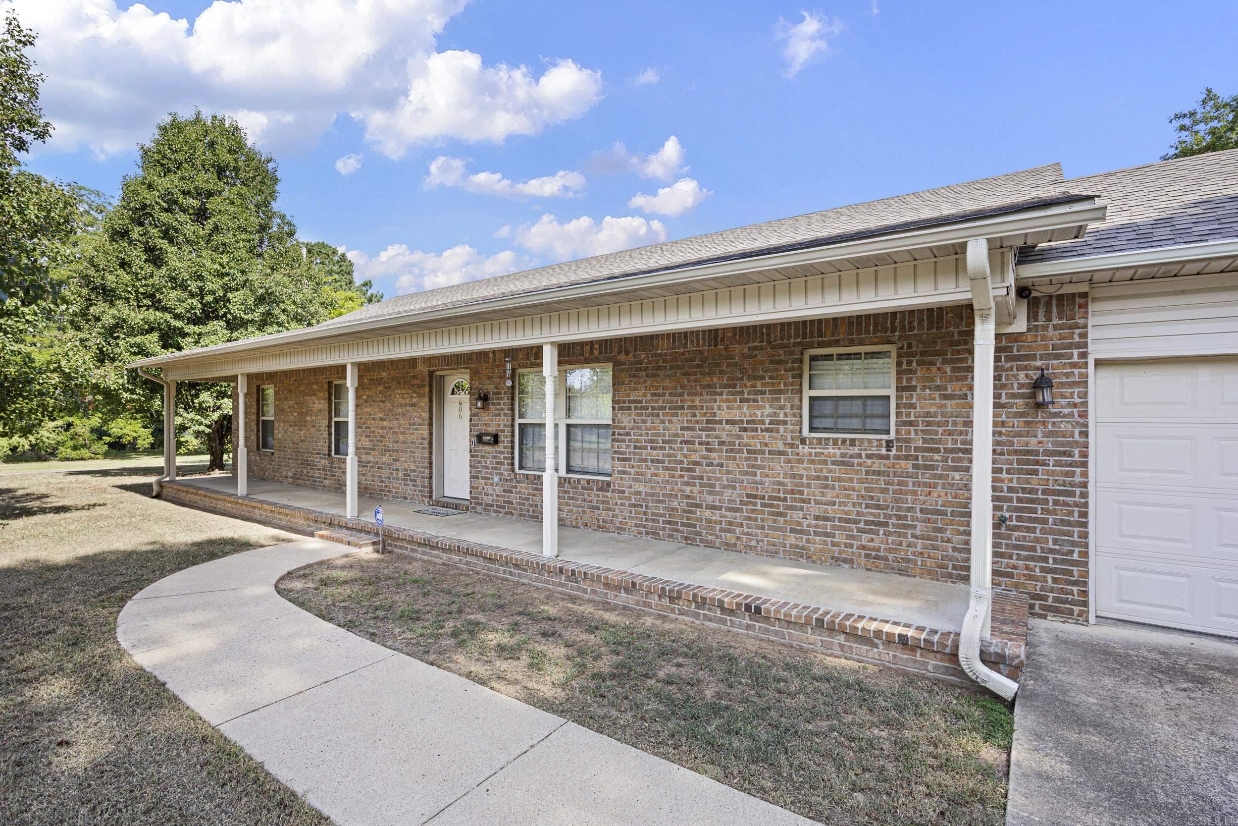 606 W Rock  Morrilton, AR