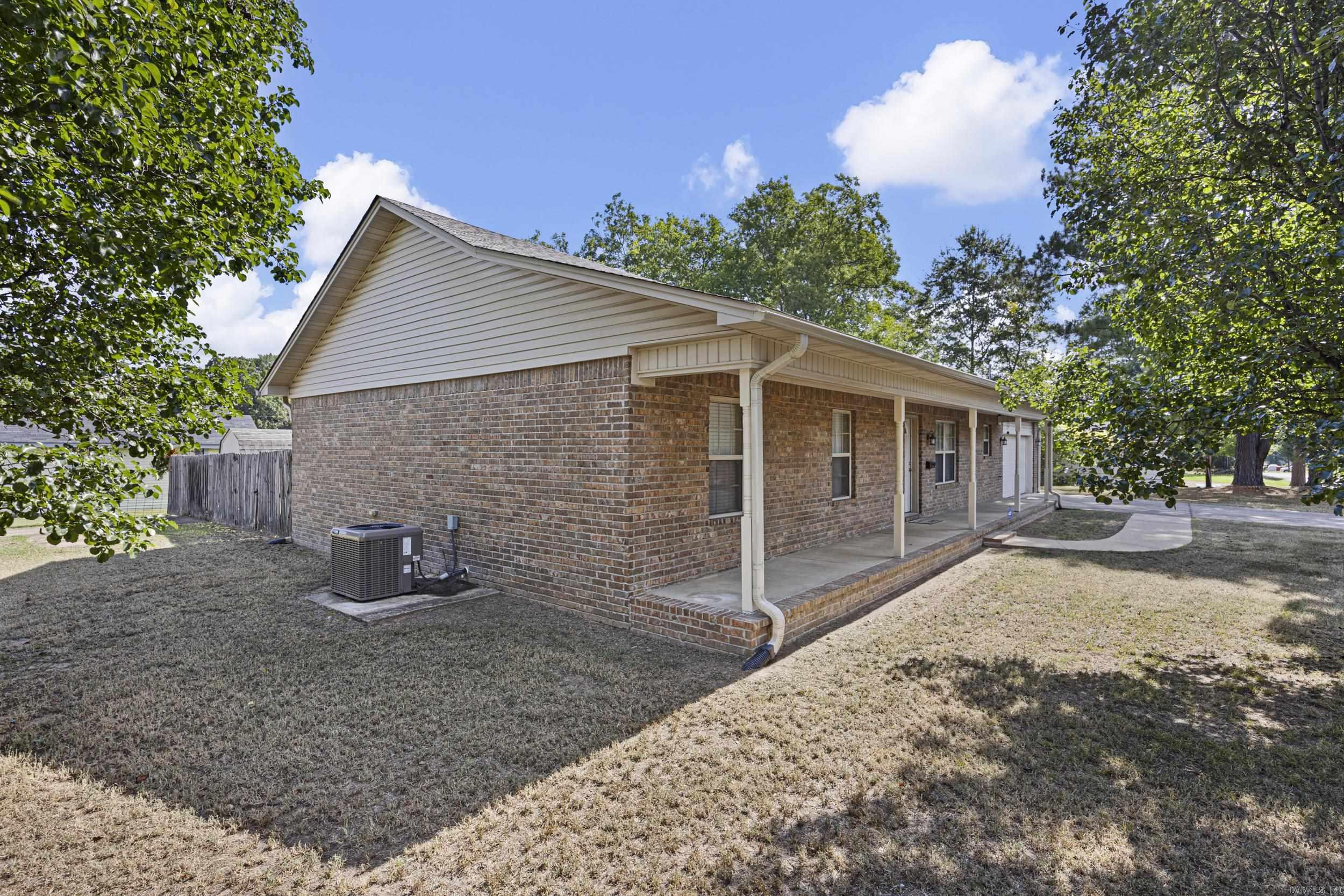 606 W Rock  Morrilton, AR