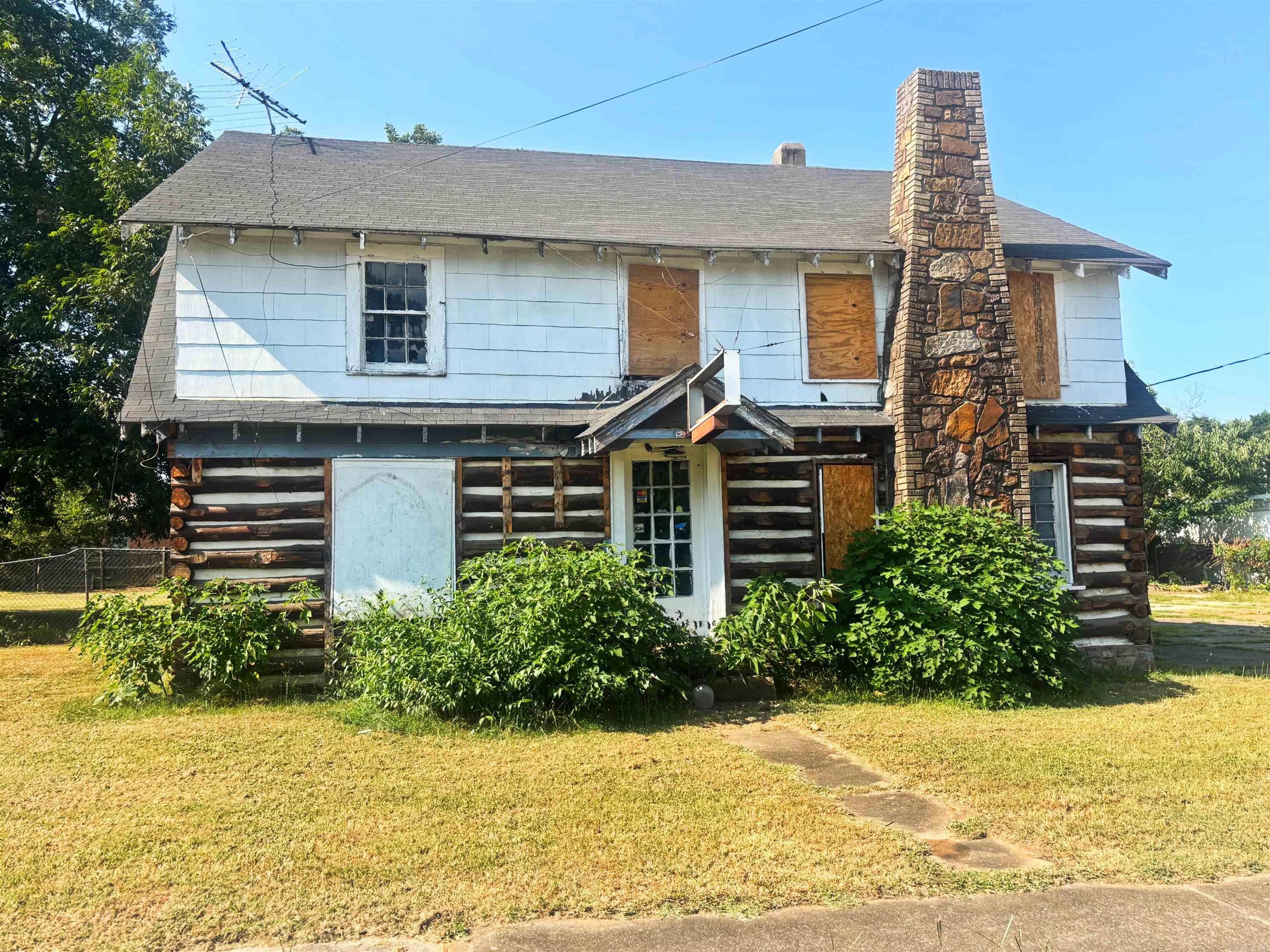 806 W Race Avenue — exterior