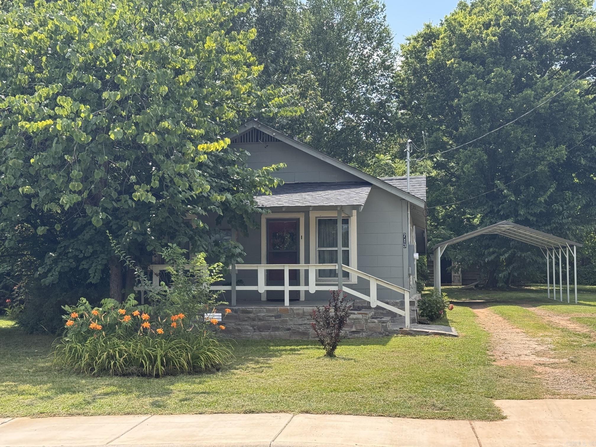 713 N Montgomery  Clarksville, AR