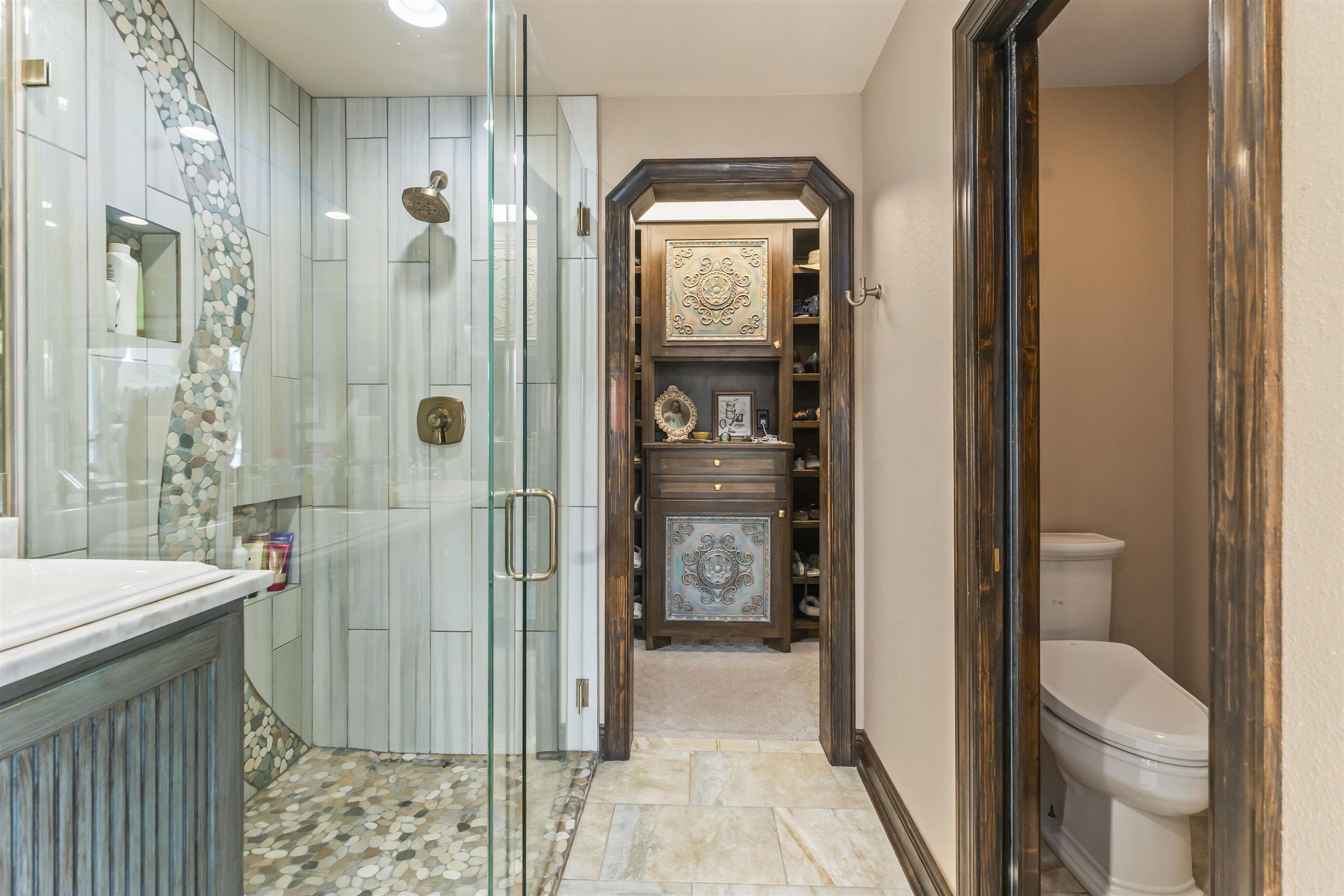 Closet with automatic lights