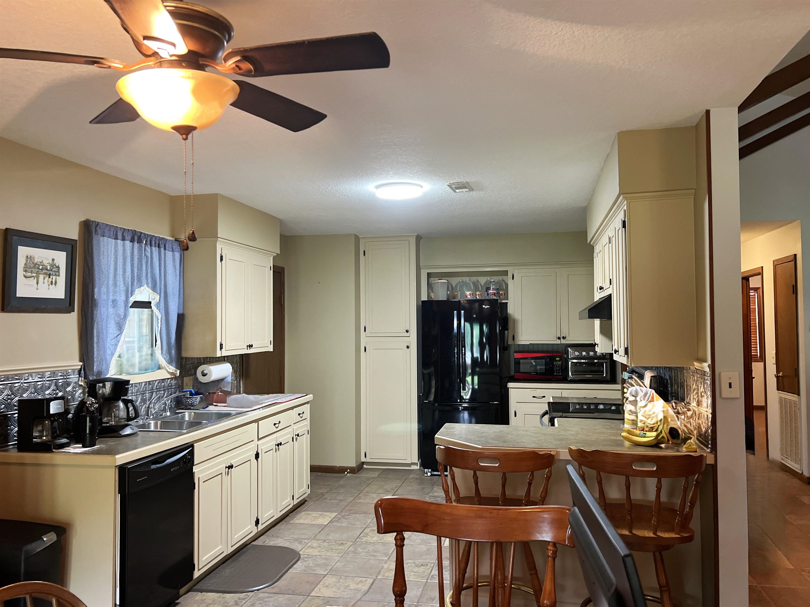 858 N Riverview  Mountain View, AR