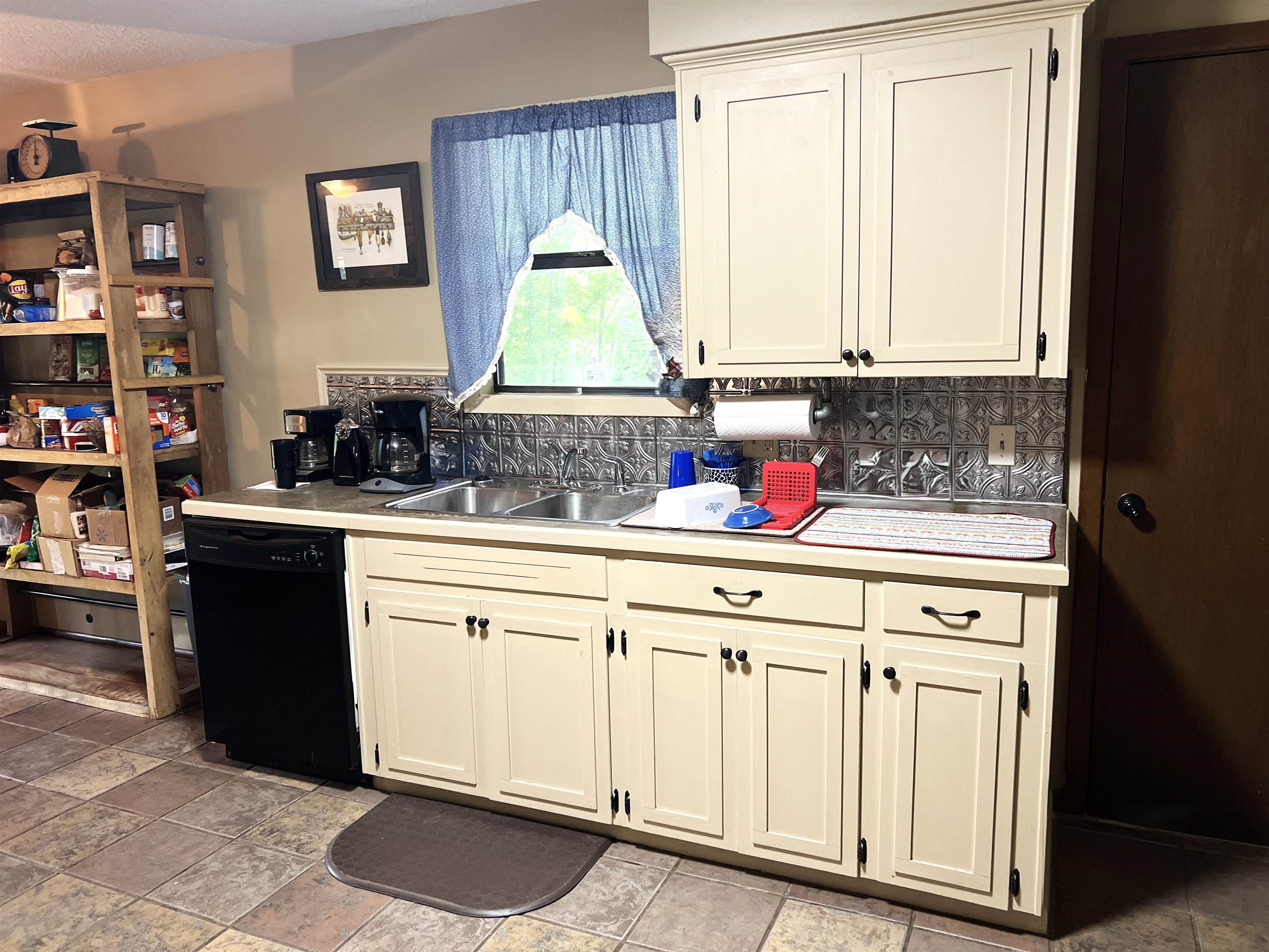 858 N Riverview  Mountain View, AR