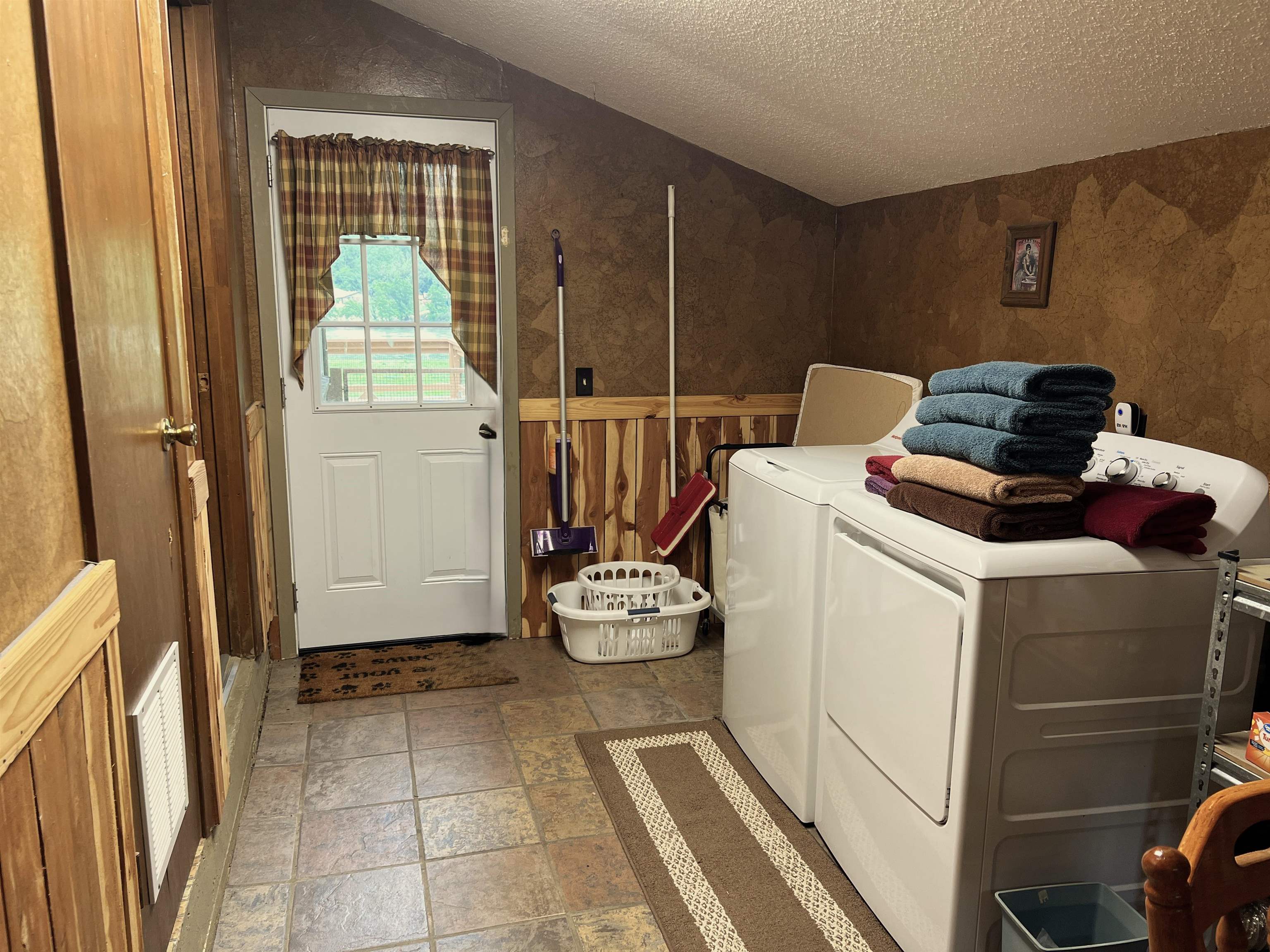 858 N Riverview  Mountain View, AR