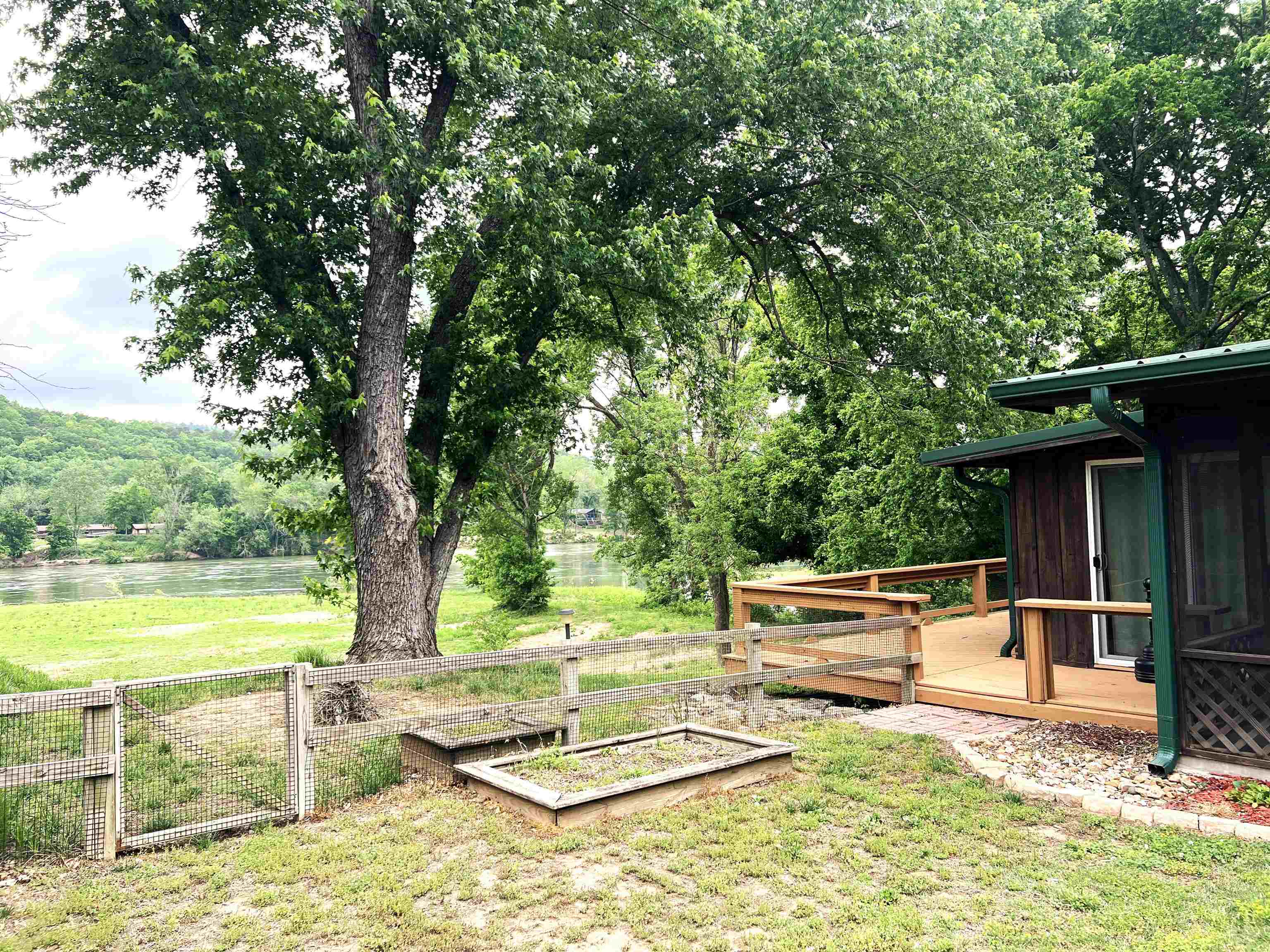 858 N Riverview  Mountain View, AR