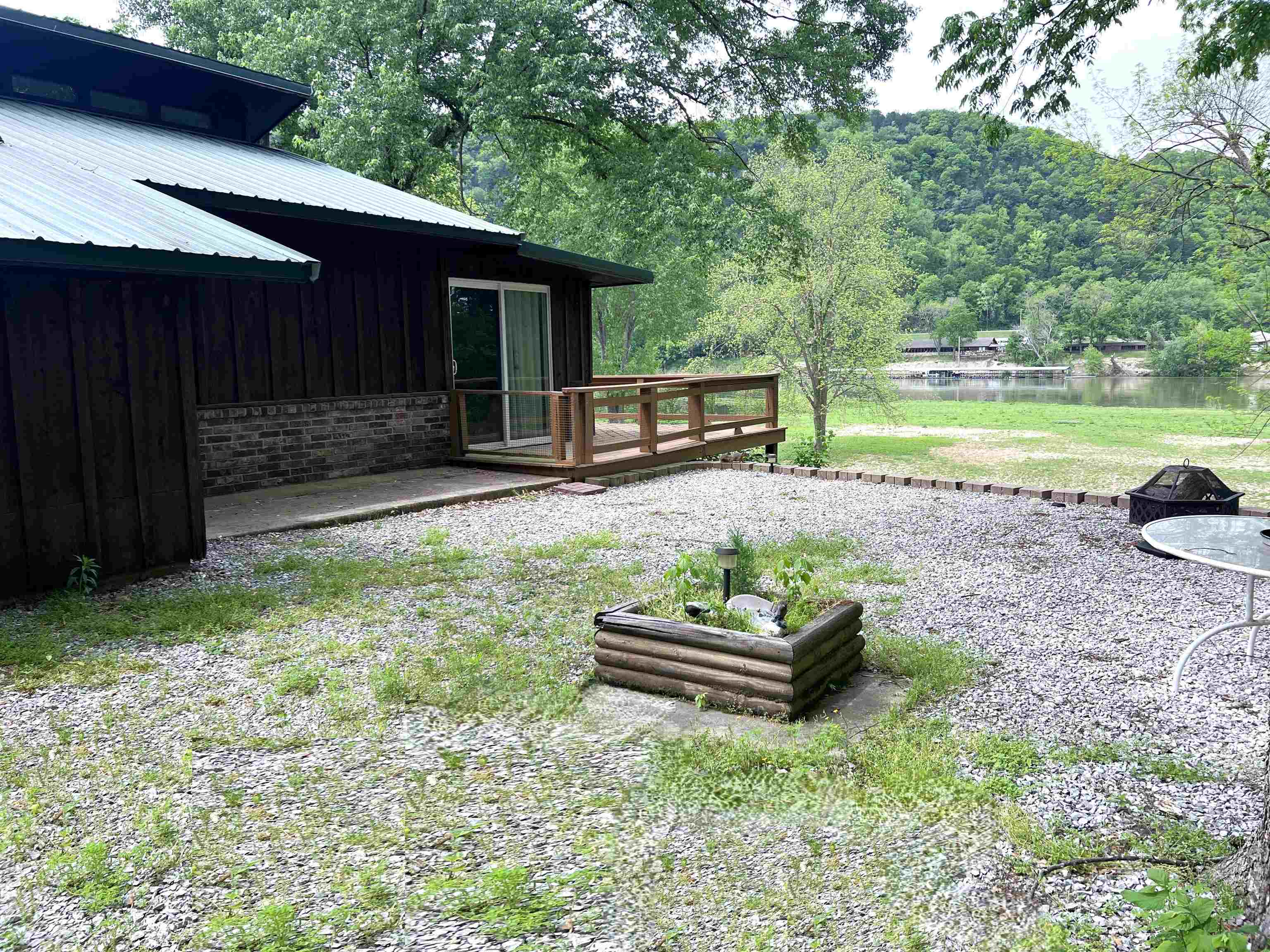 858 N Riverview  Mountain View, AR