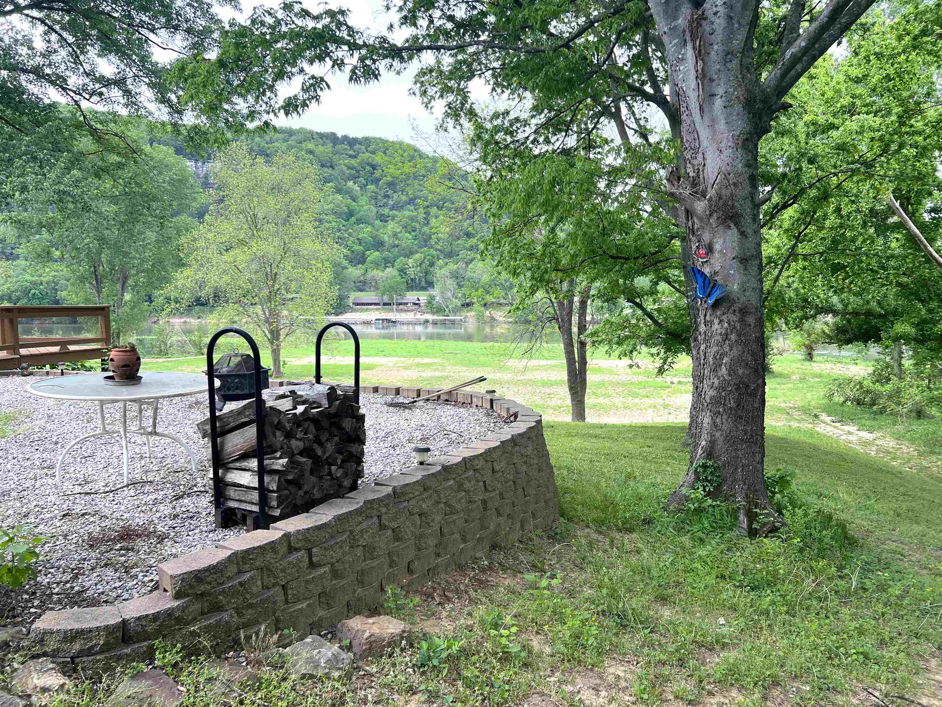 858 N Riverview  Mountain View, AR