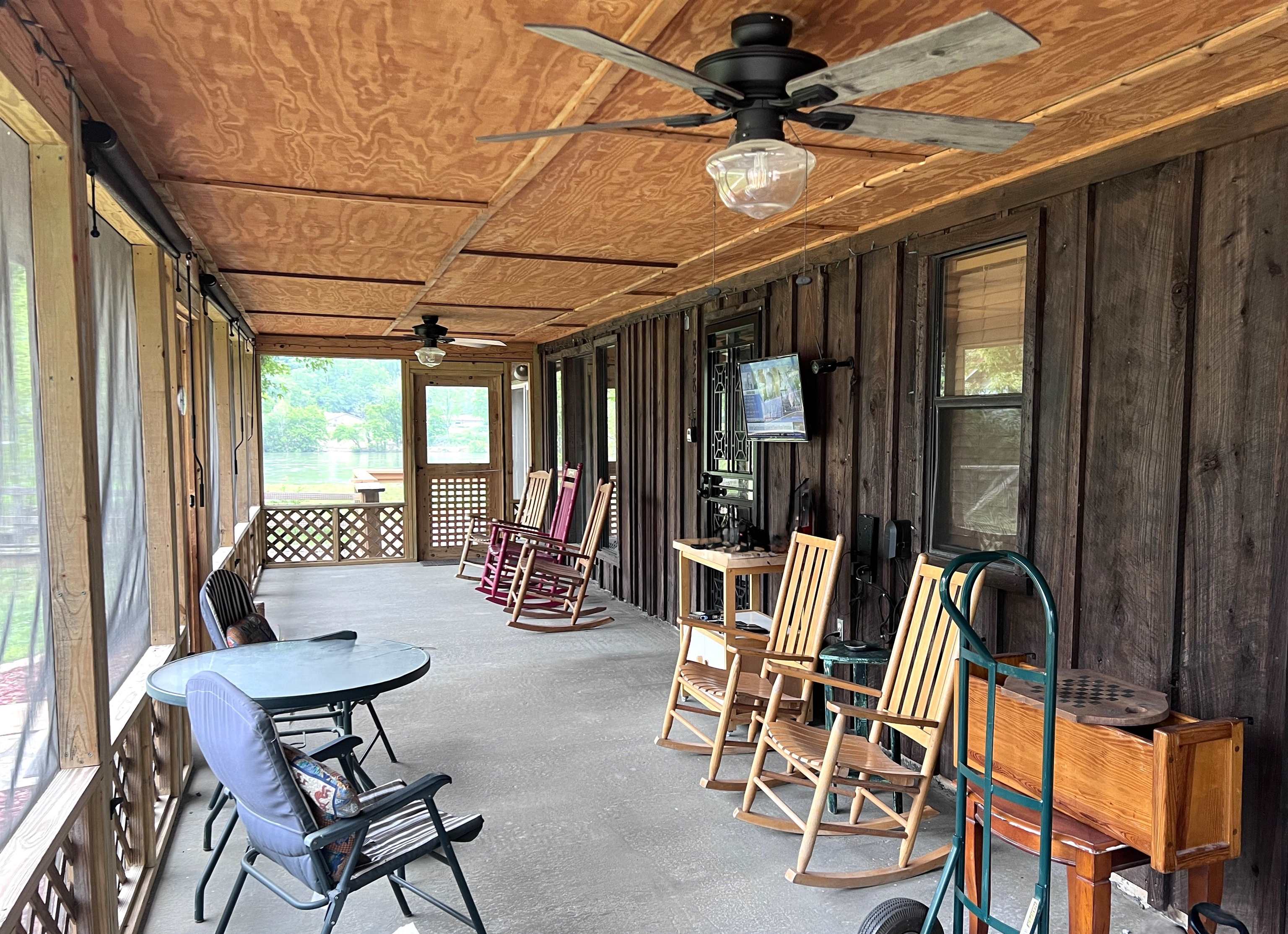 858 N Riverview  Mountain View, AR