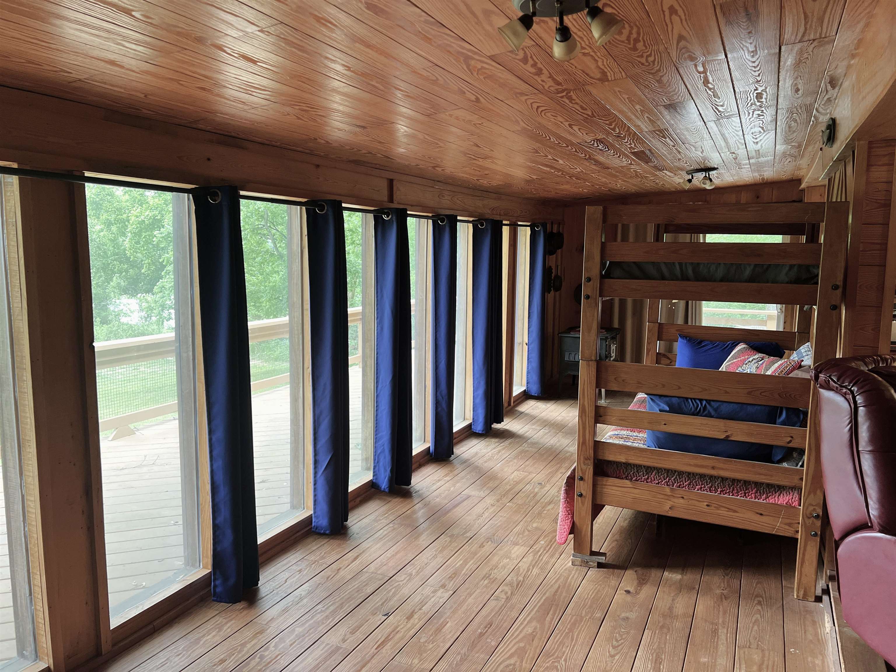 858 N Riverview  Mountain View, AR