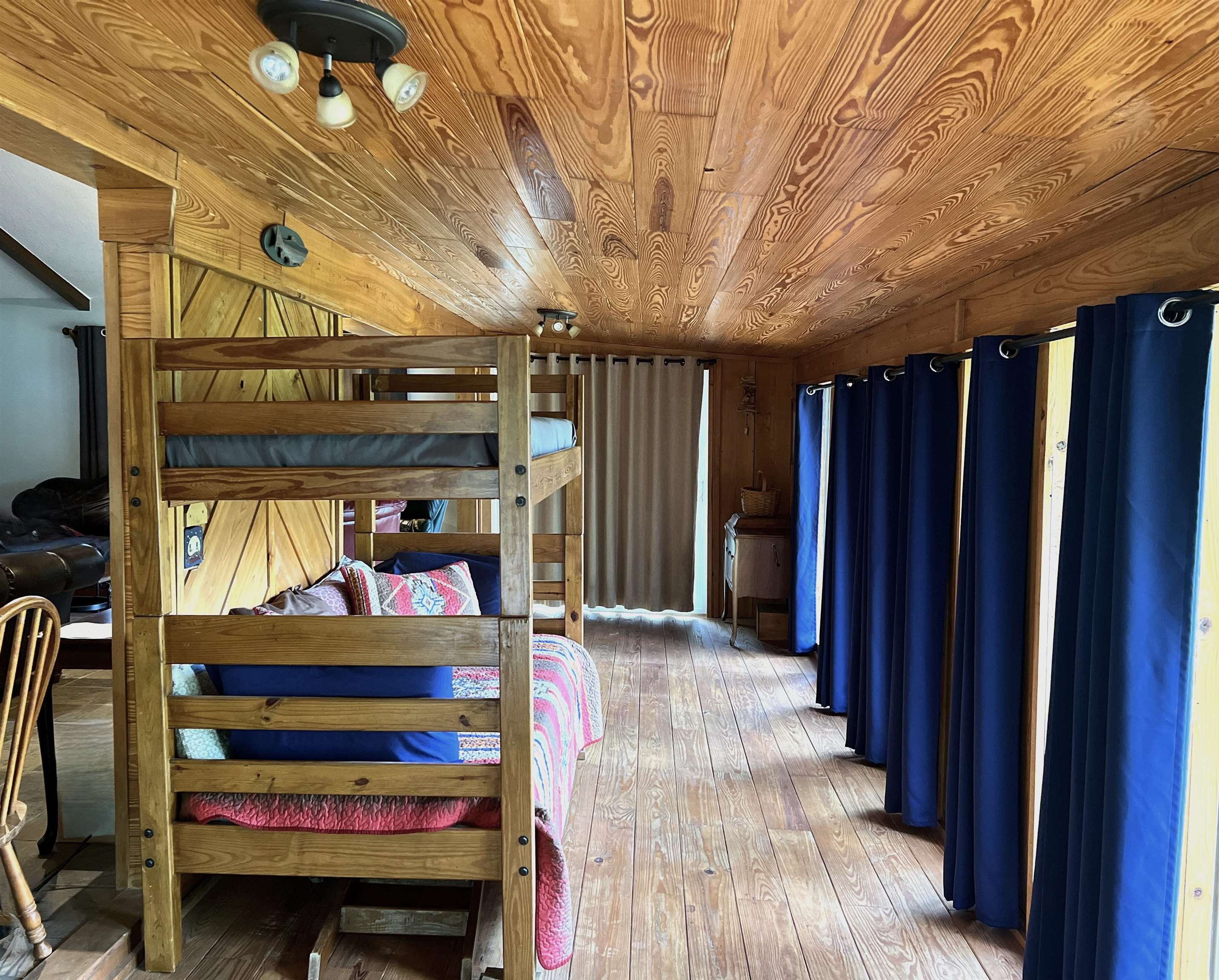858 N Riverview  Mountain View, AR