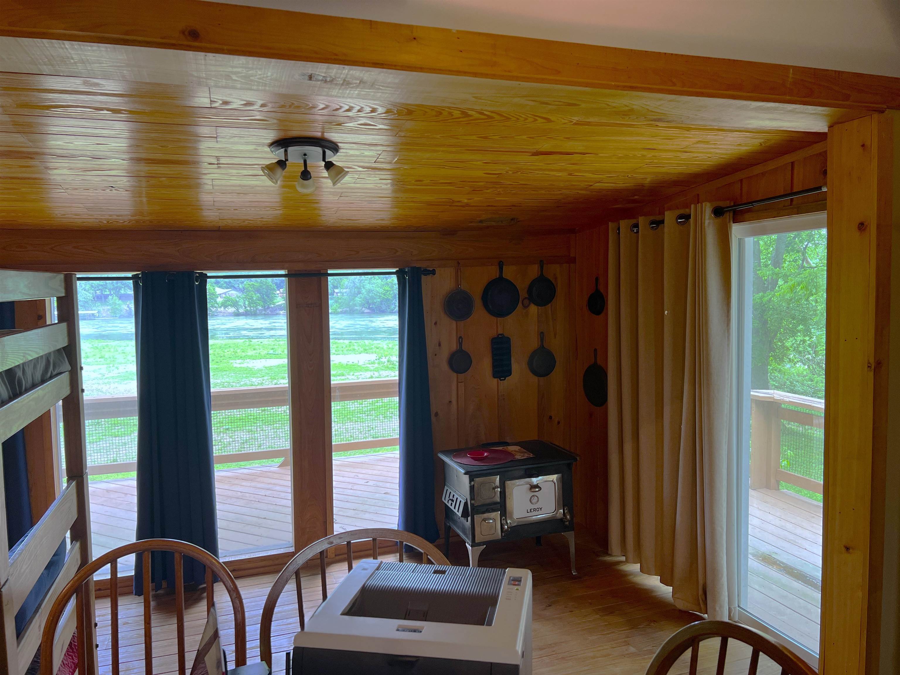 858 N Riverview  Mountain View, AR
