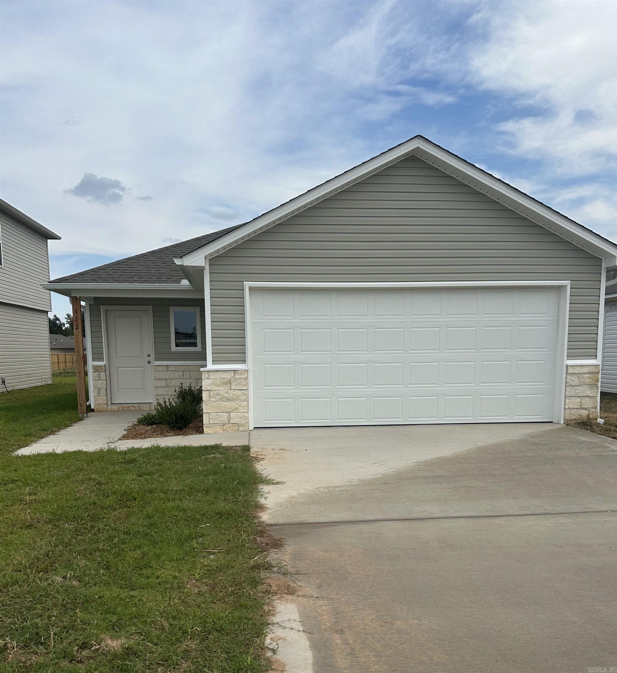 112 Lucy Lane — exterior