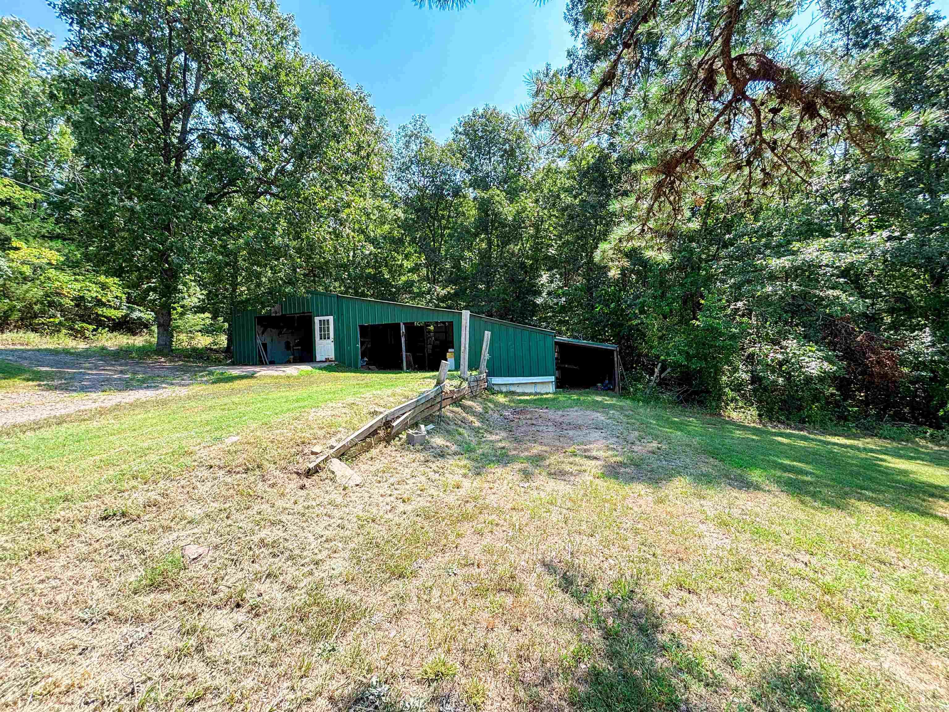 6052 Highway 16 E  Clinton, AR