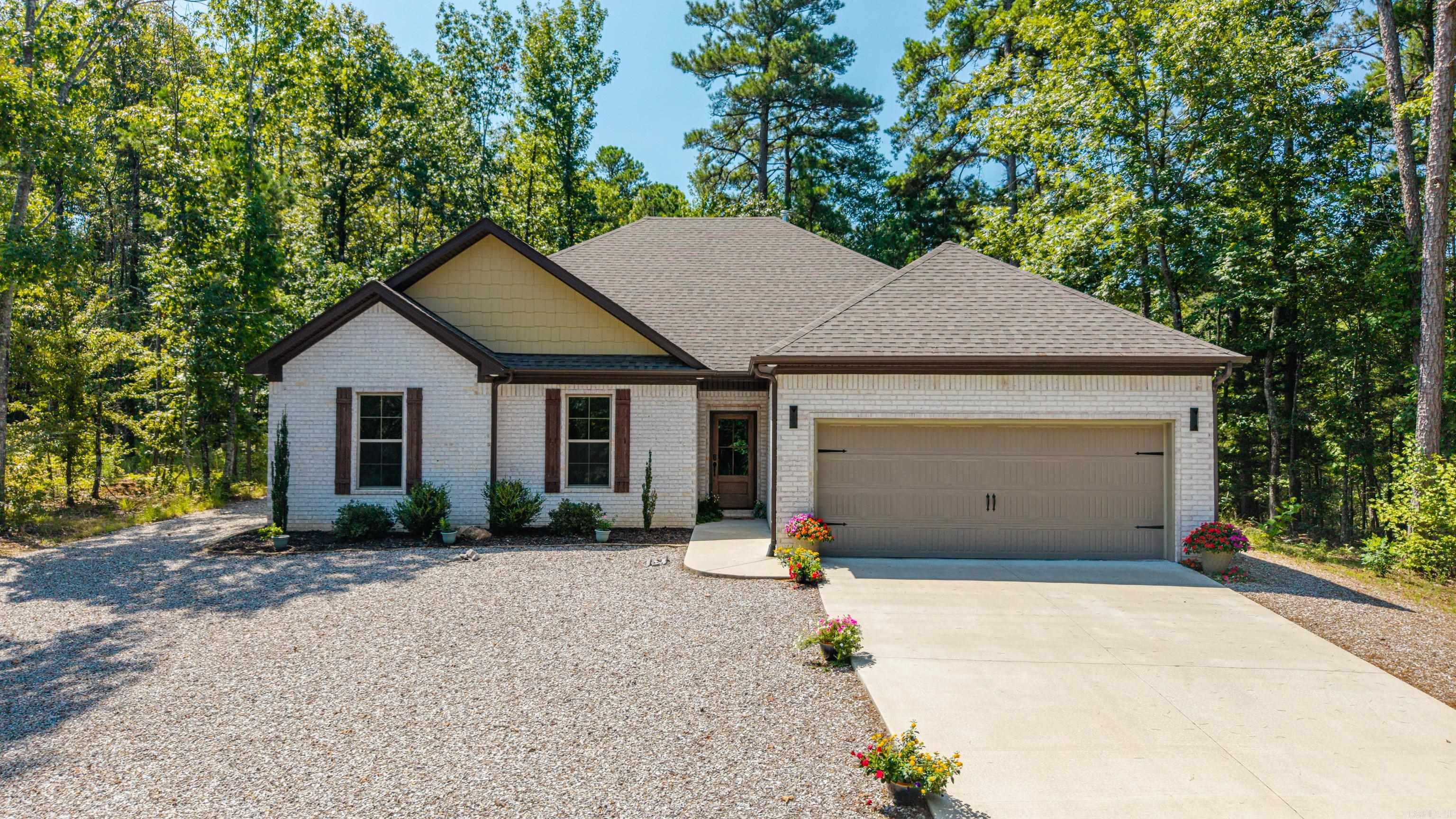 well-maintained exterior with easy landscaping