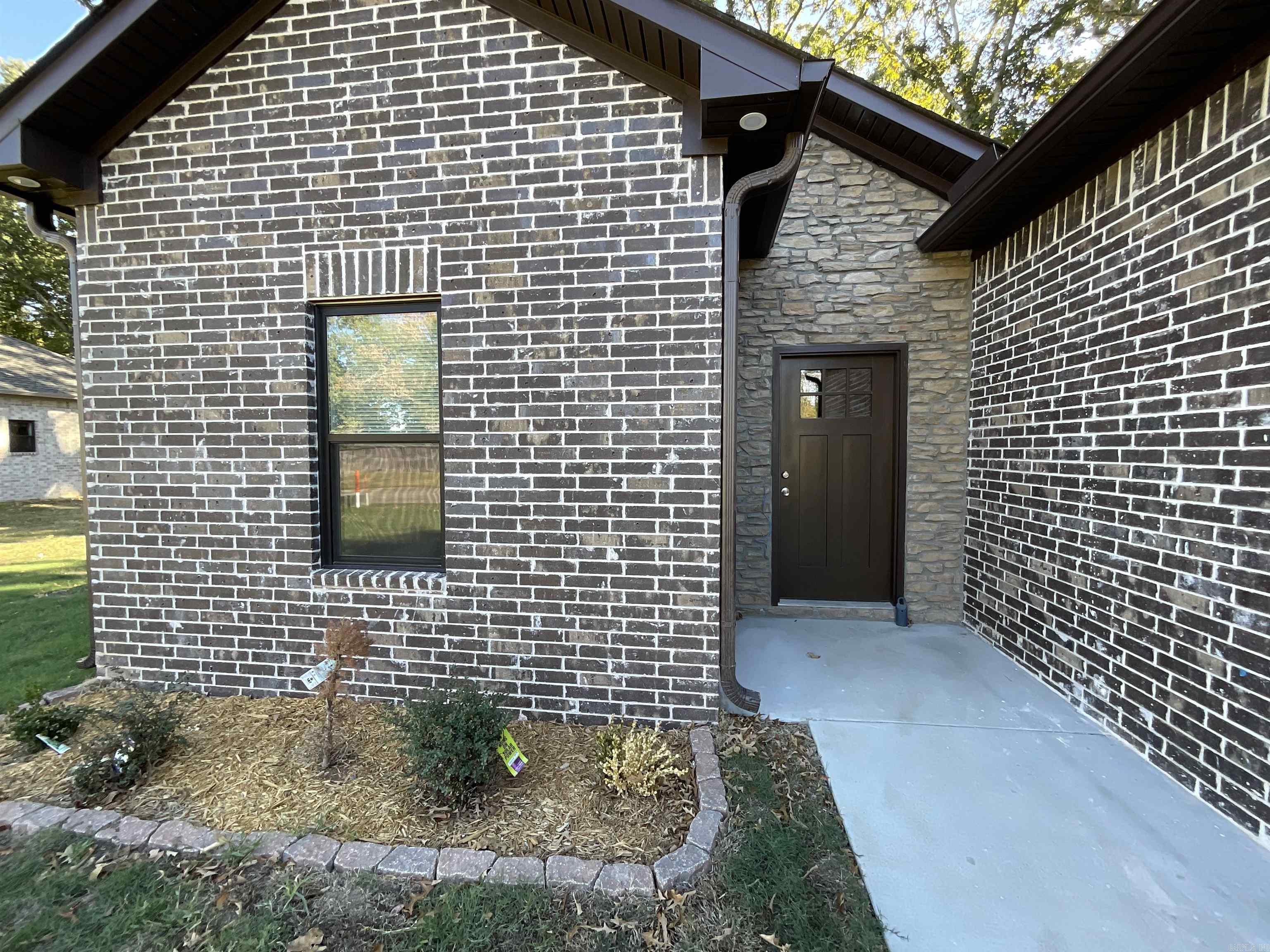 215 Kayla Lane — photo 2
