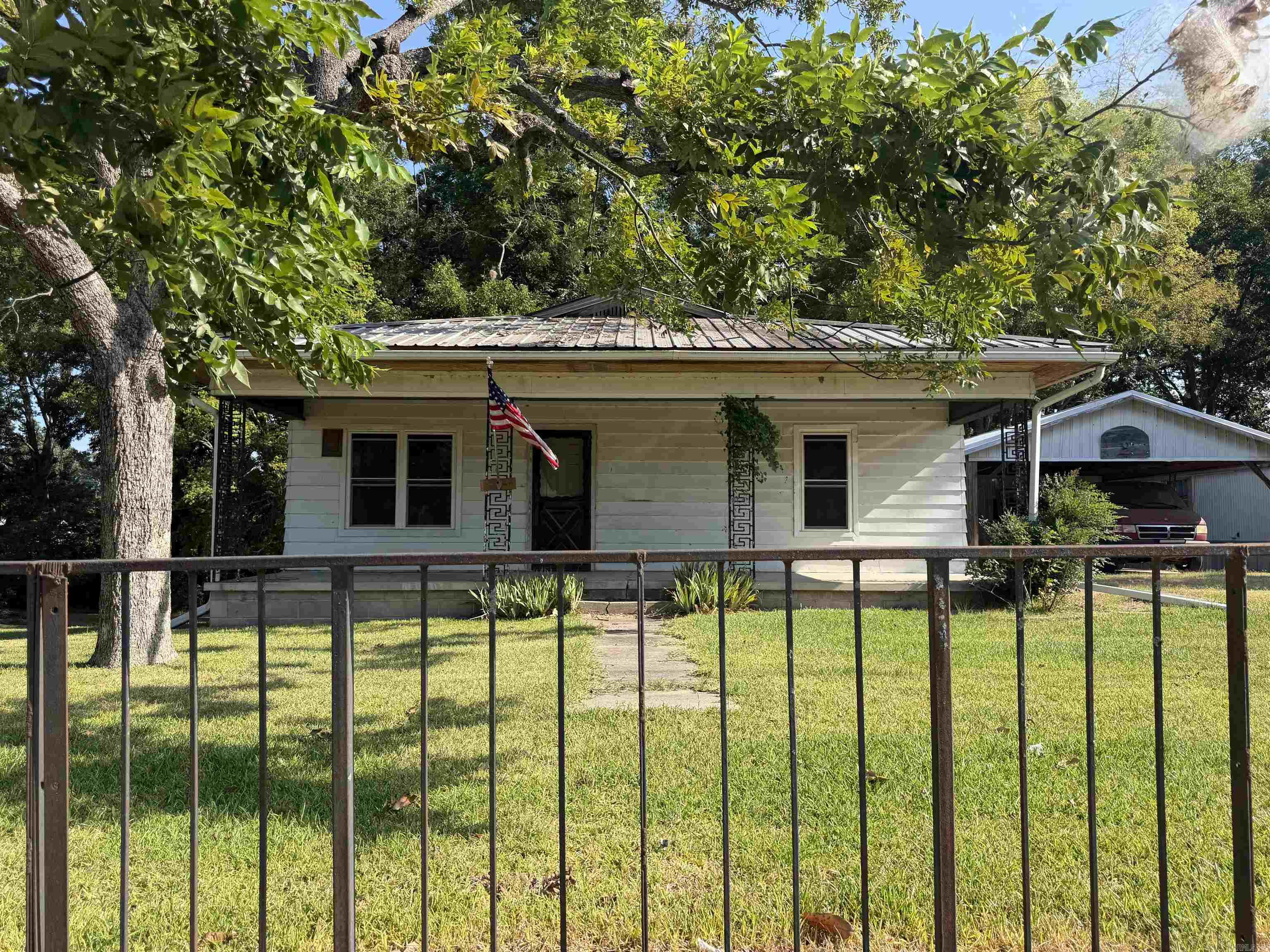 214 E Walnut  De Valls Bluff, AR
