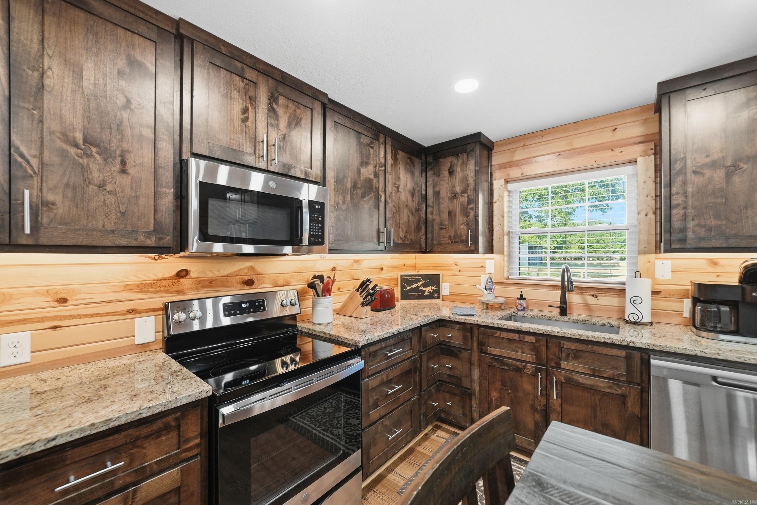 75 Stark Ave.  Greers Ferry, AR