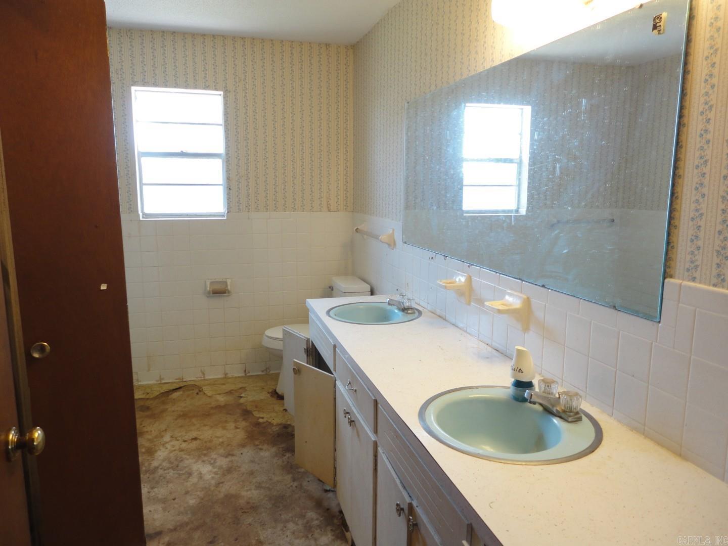 806 Irvy  England, AR