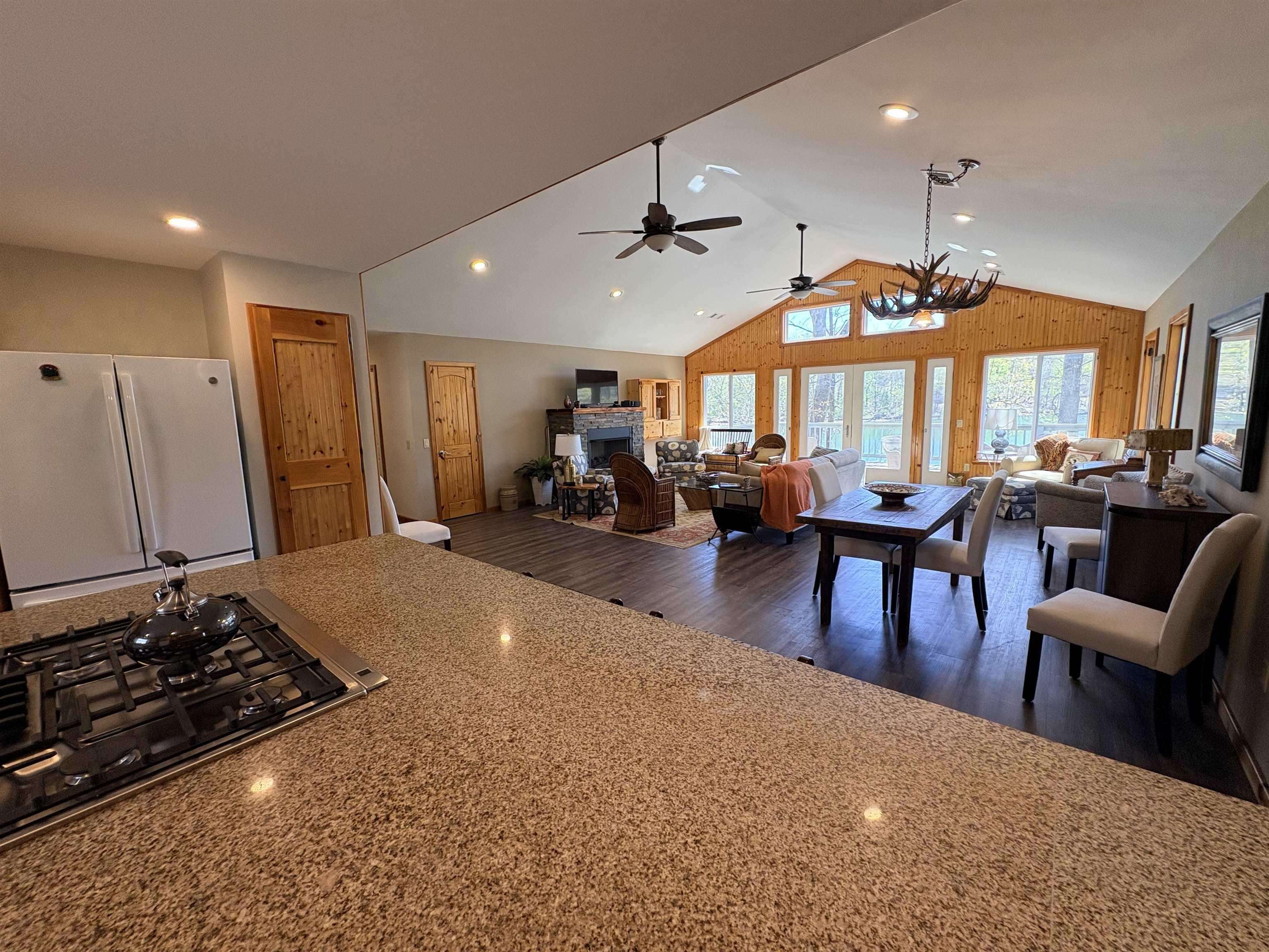 3 Hosti  Cherokee Village, AR