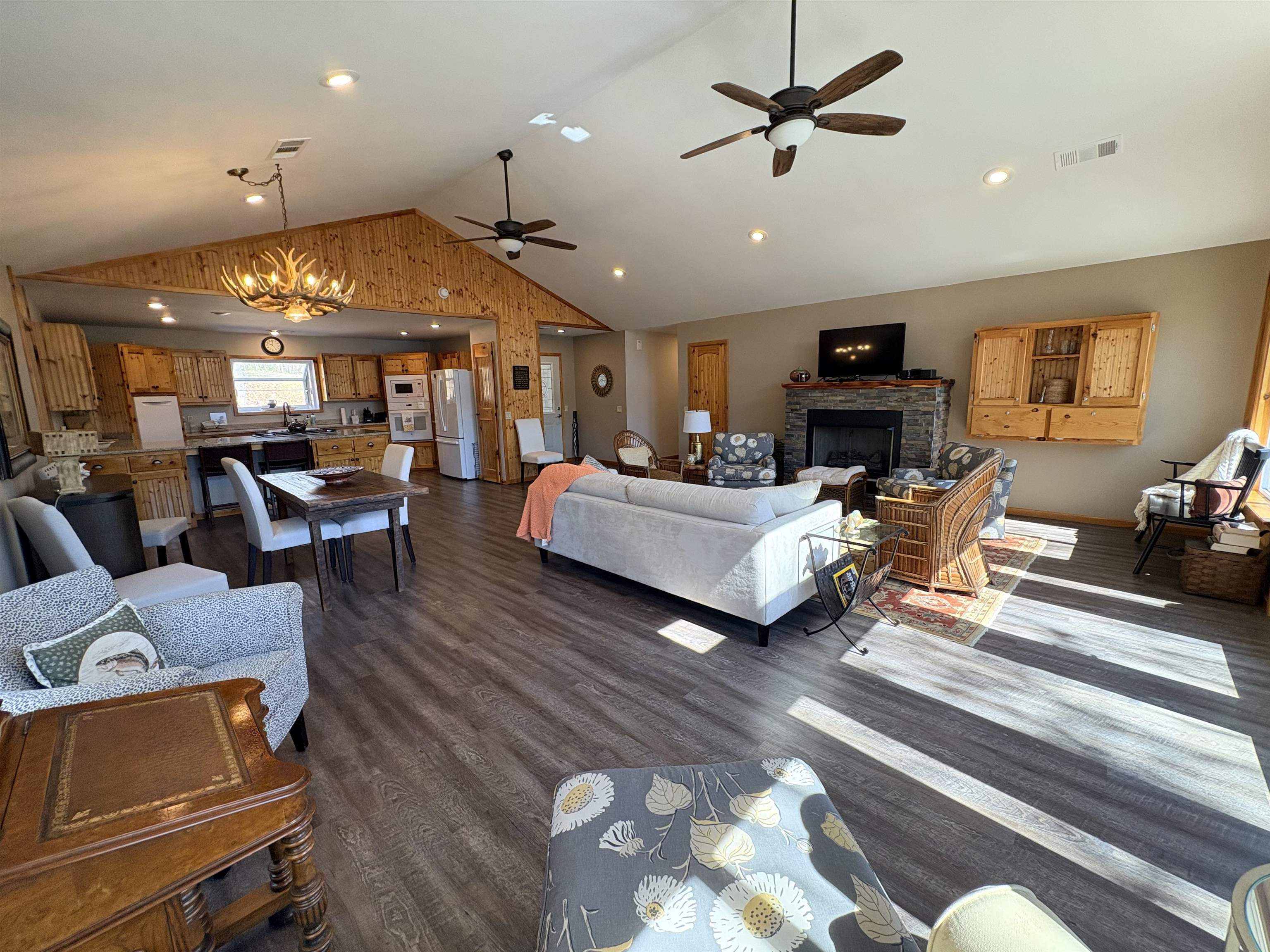 3 Hosti  Cherokee Village, AR