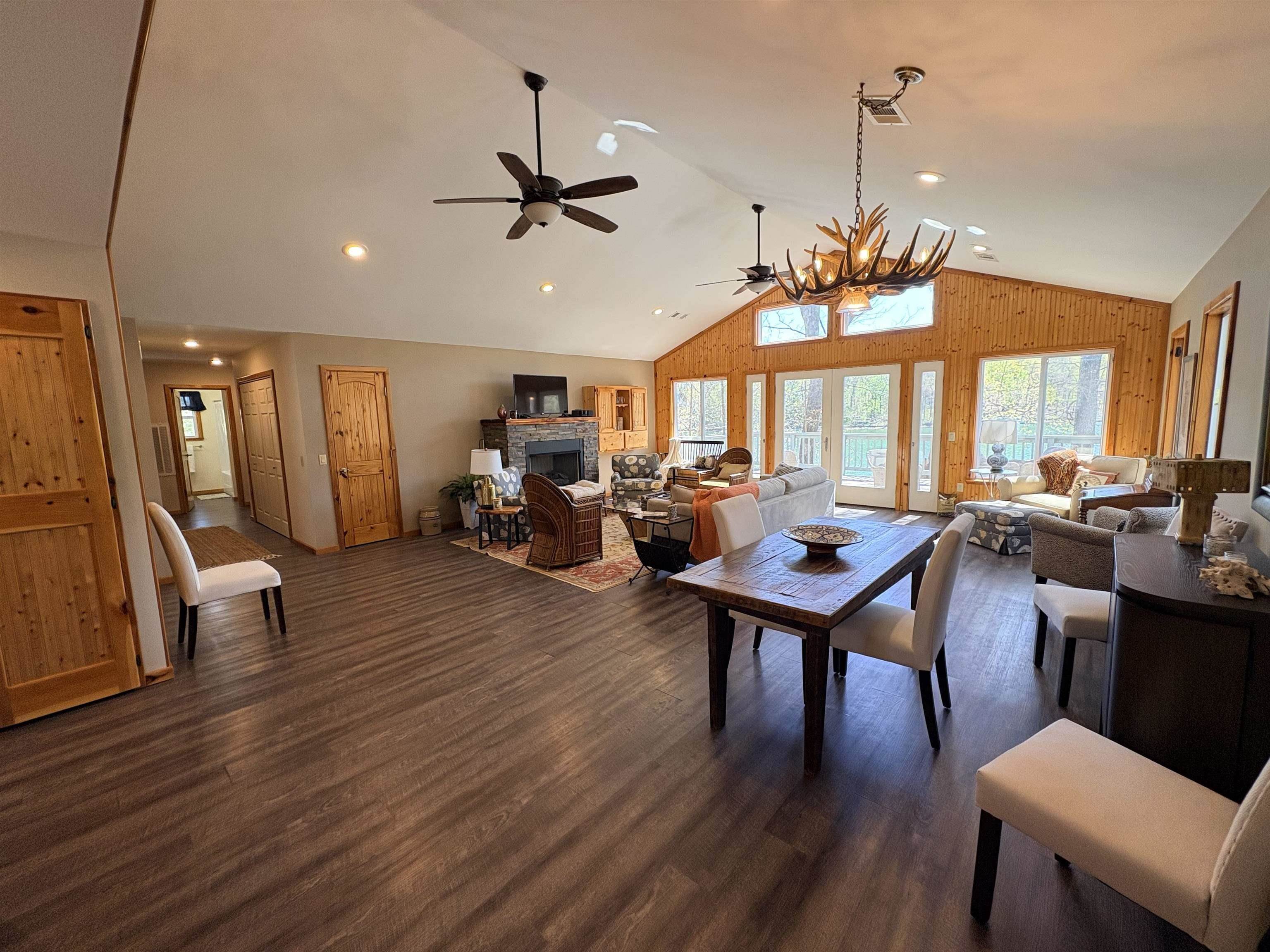 3 Hosti  Cherokee Village, AR