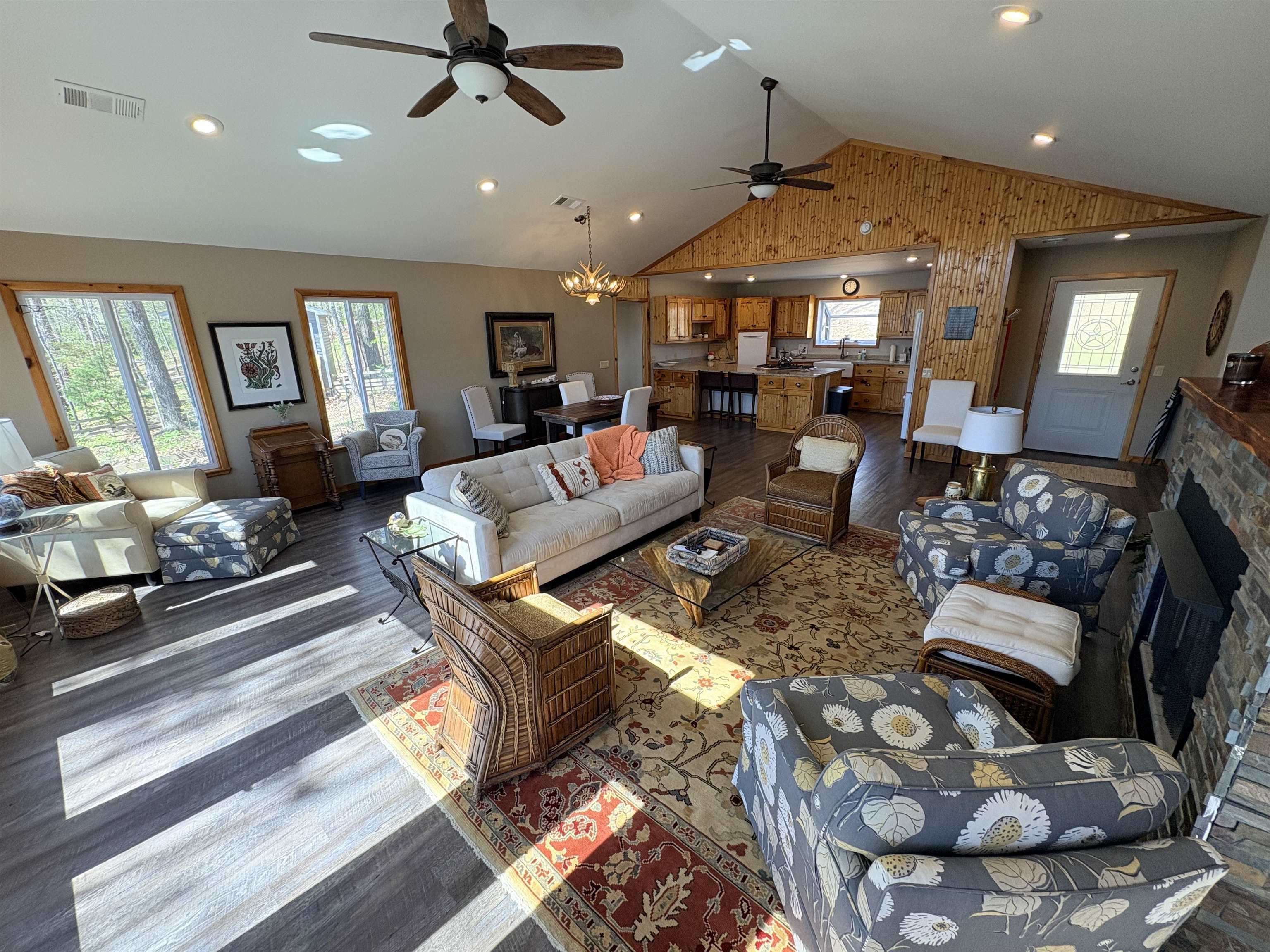 3 Hosti  Cherokee Village, AR