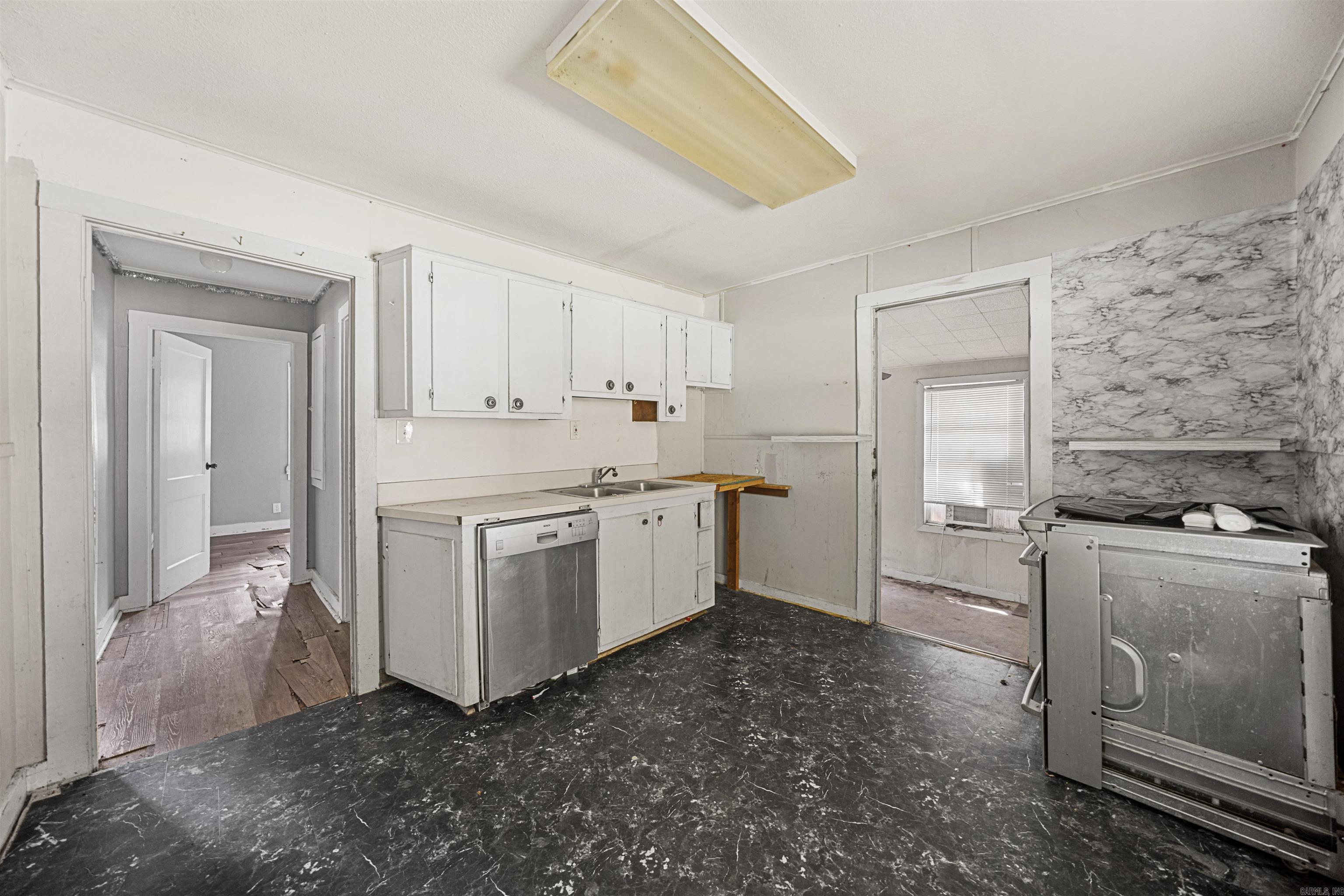 401 W Indiana Street — photo 4