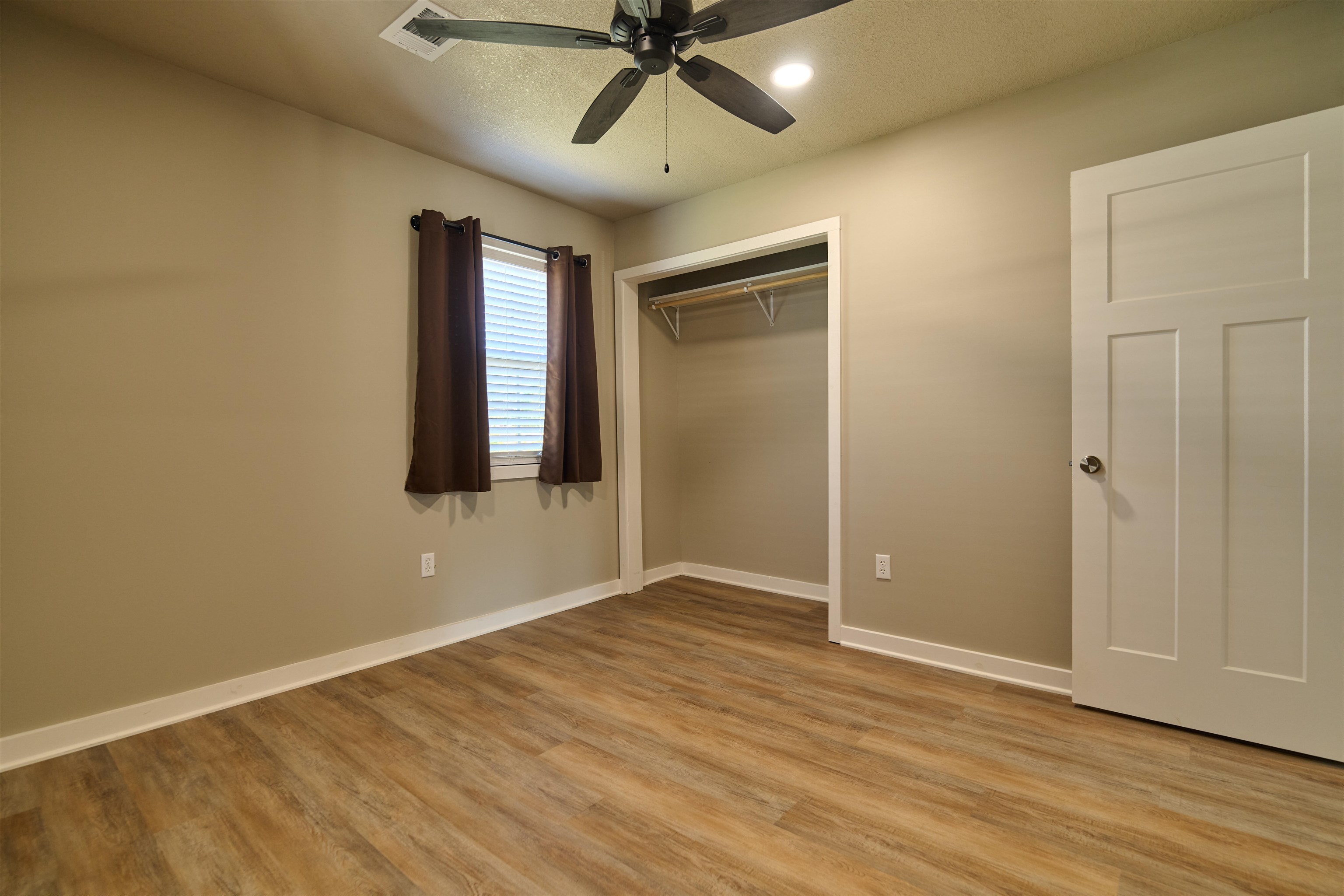 20 E Valley Dr  Highland, AR