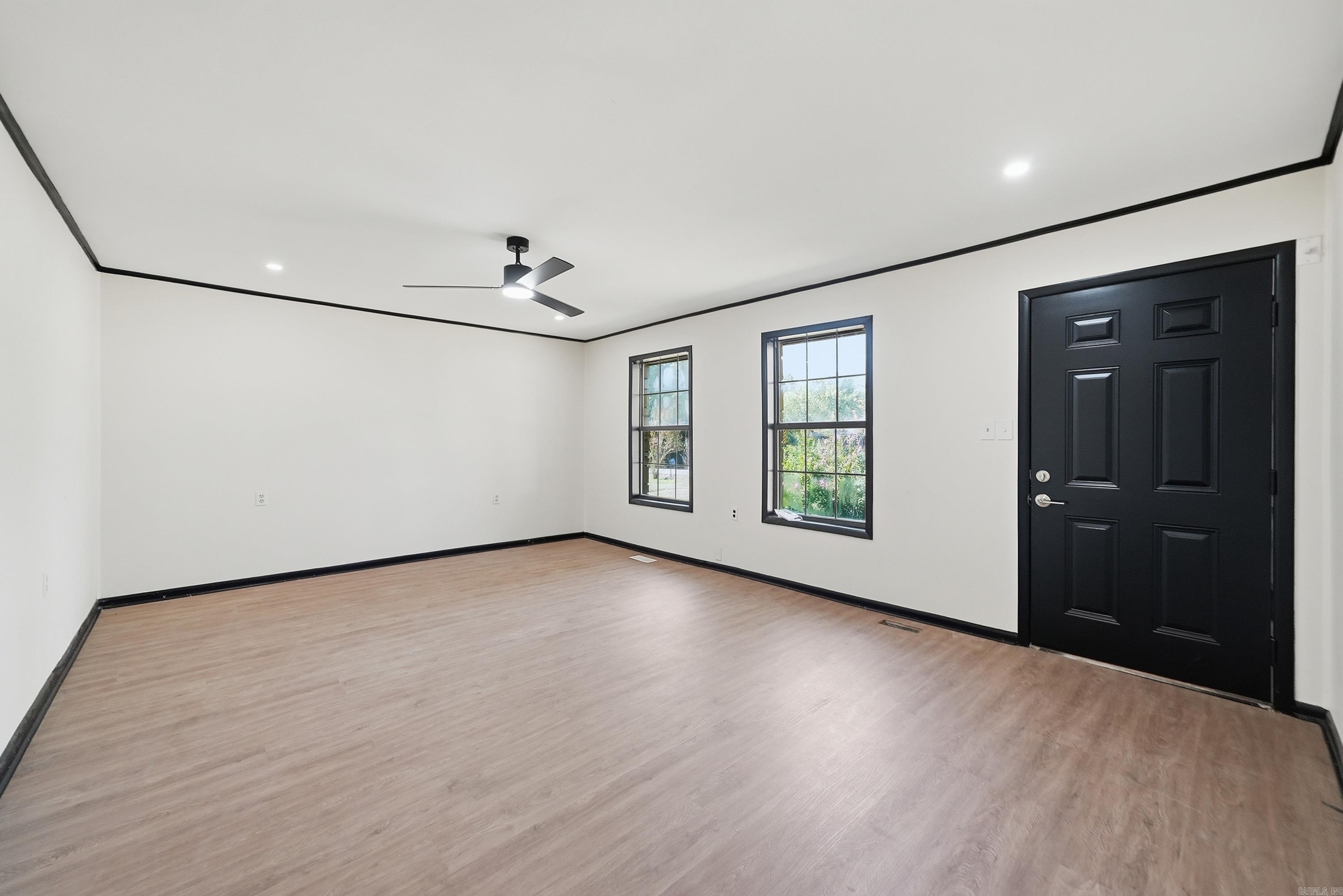 906 2nd Street — photo 3