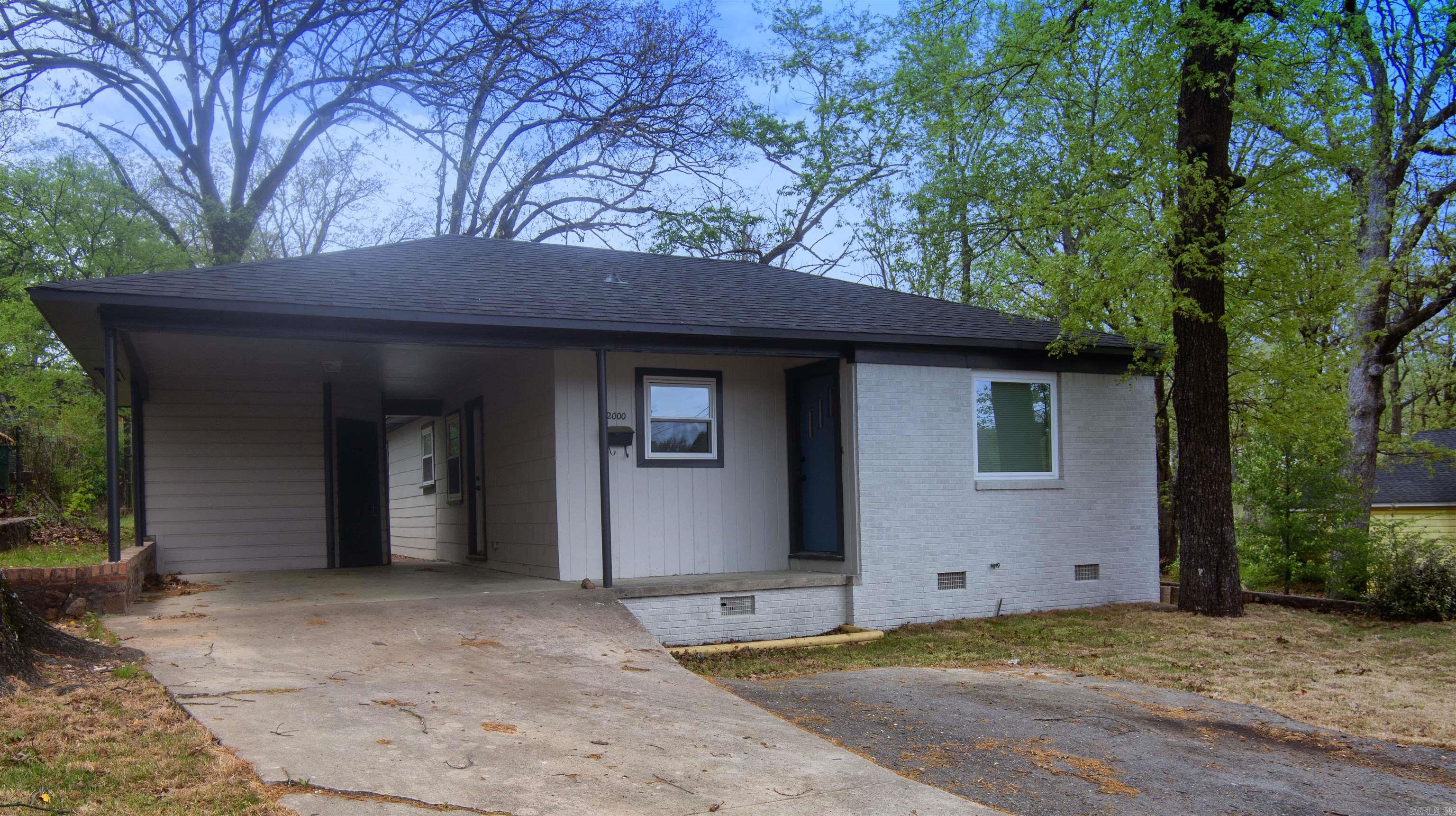 2000 S Harrison Street — exterior