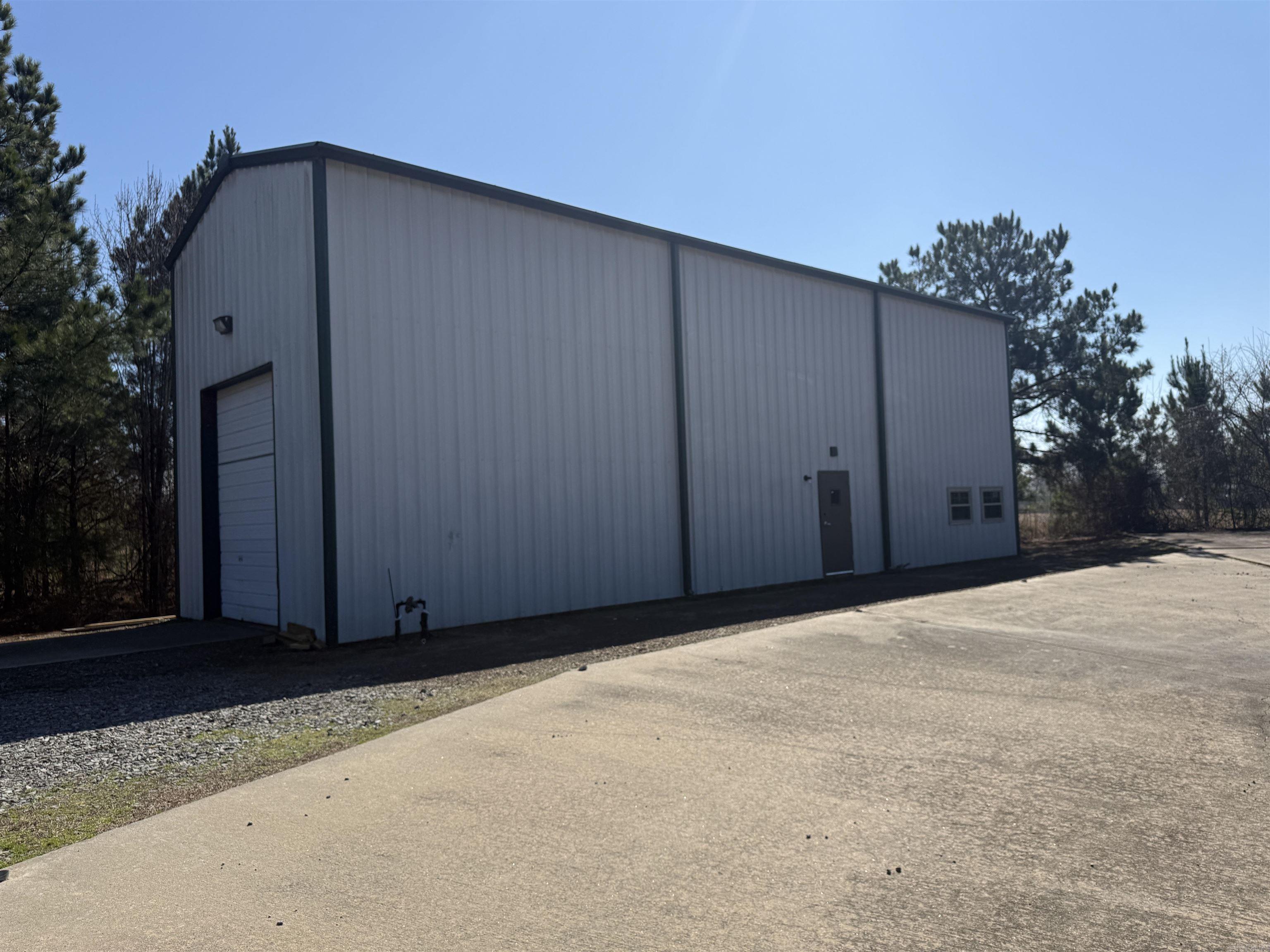 1600 N Museum Rd. — exterior